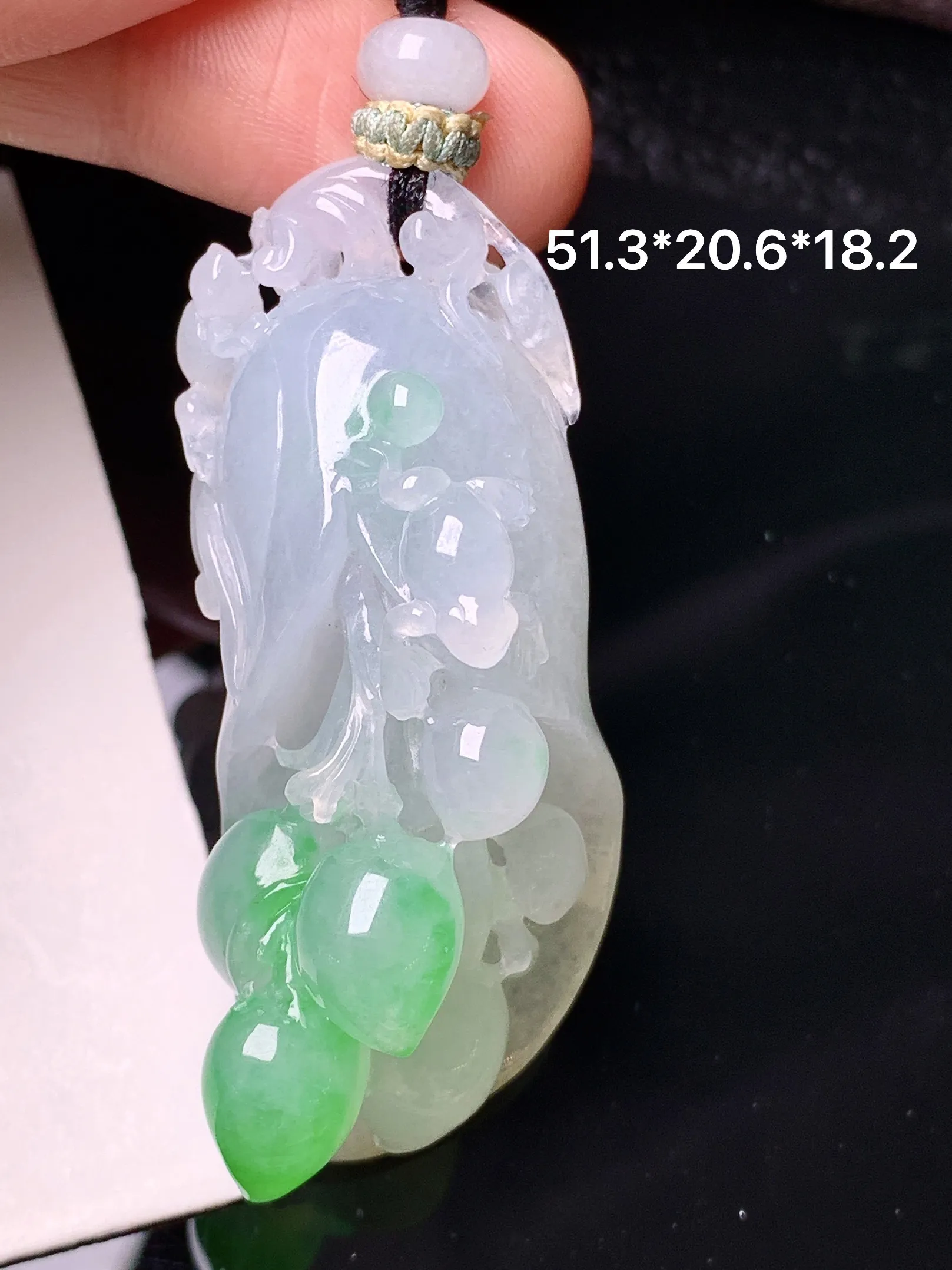 飘绿呱呱来财吊坠 玉质细腻 色泽艳丽清新 整体尺寸51.3*20.6*18.2