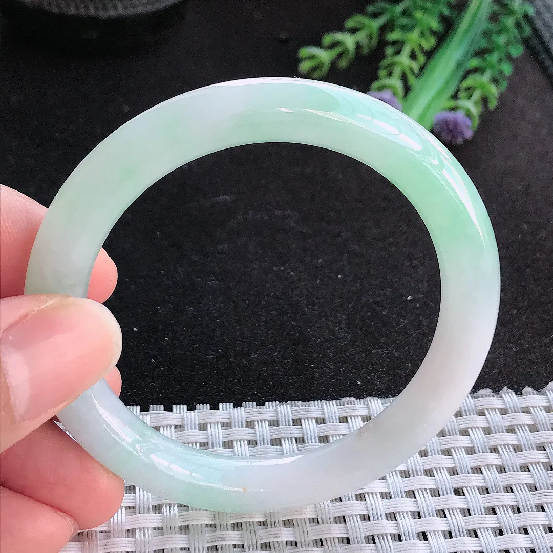 天然A货翡翠53/8.8老坑秀气冰胶浅绿圆条手镯玉手镯