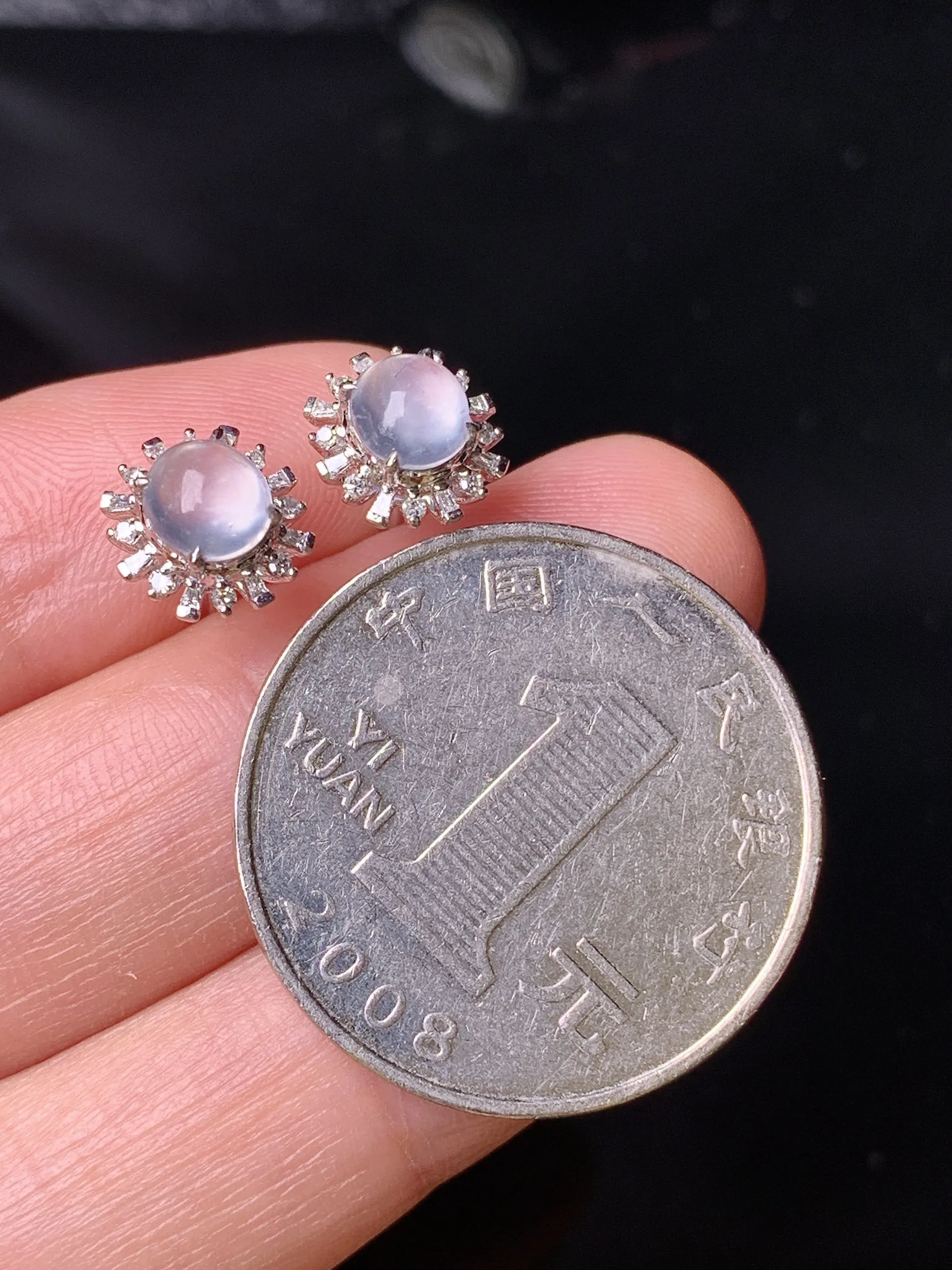 18k金钻镶嵌冰种蛋面耳钉 玉质细腻 色泽艳丽清新 整体尺寸8.8*8.2*6.2