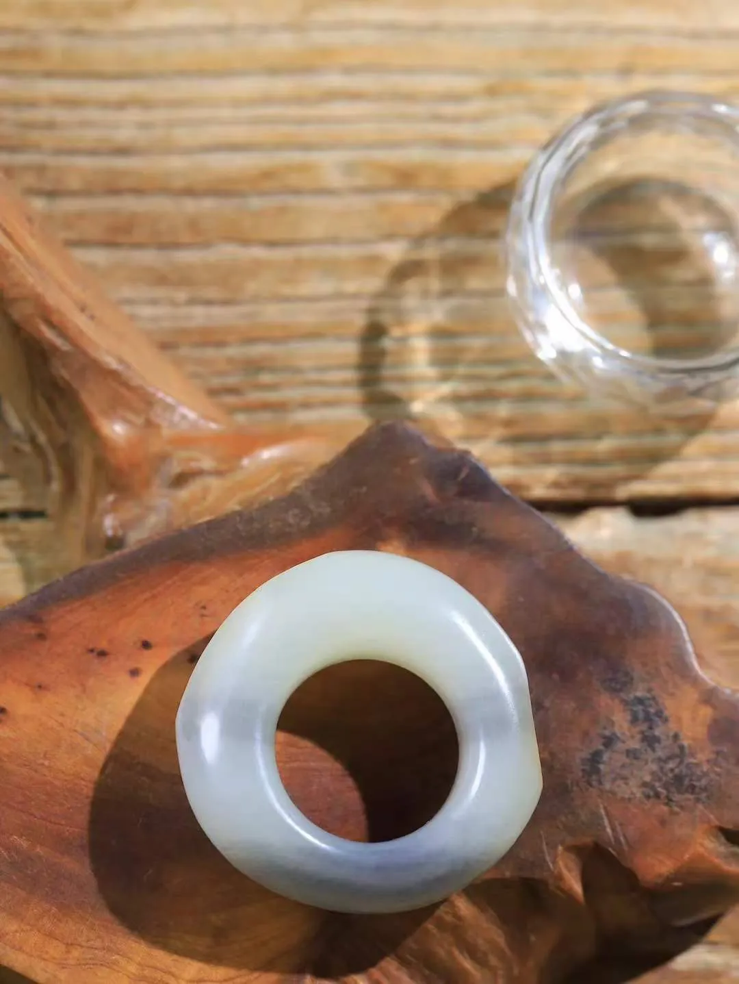 （籽.古韵.扳指）

新疆和田青花籽料扳指，玉质温润，油润感十足， 整器古韵生辉。优雅高贵。运筹