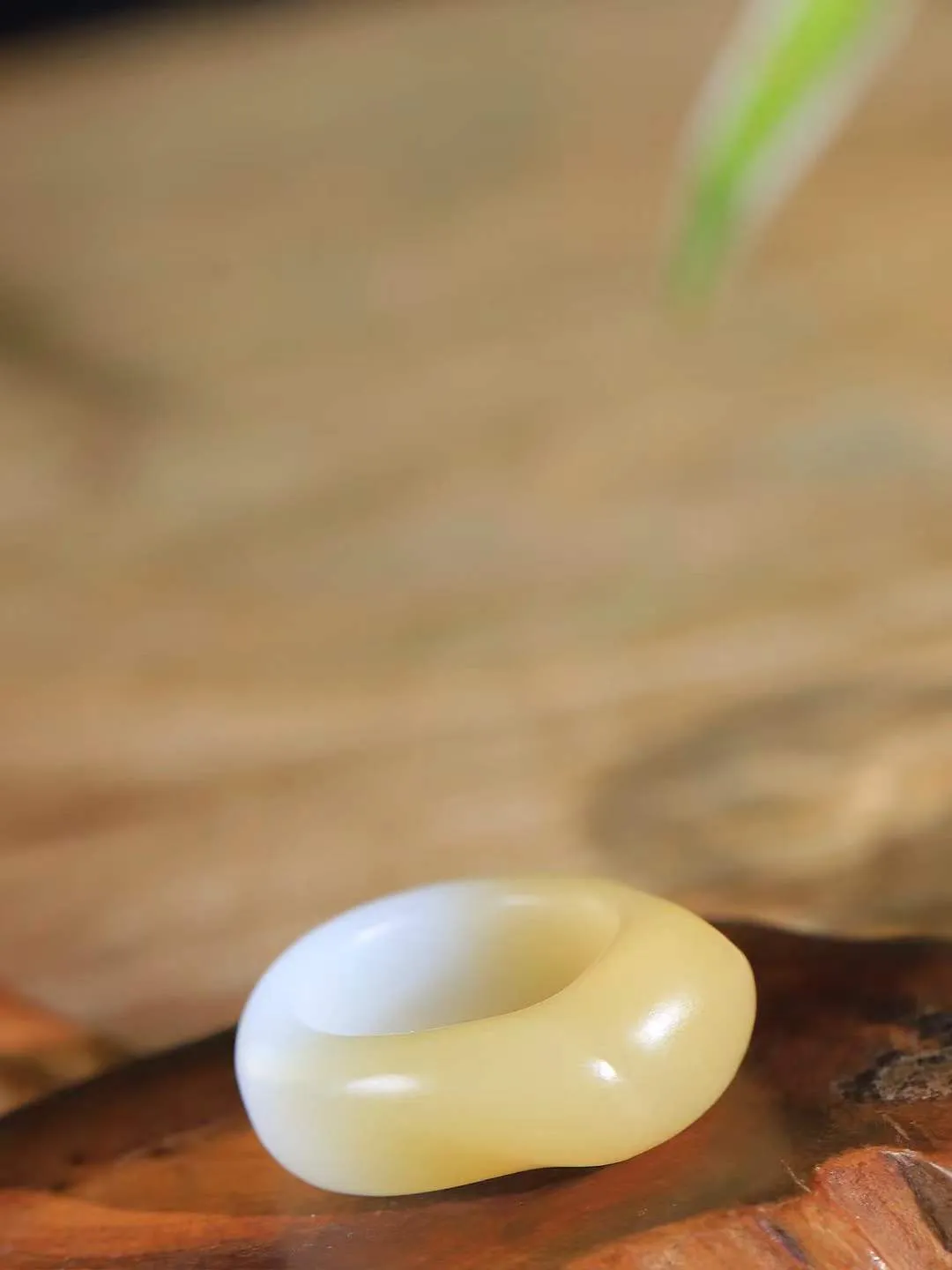 【古韵·扳指】

精品和田玉糖白玉扳指，玉质温润，油润感十足， 整器古韵生辉。优雅高贵。运筹帷