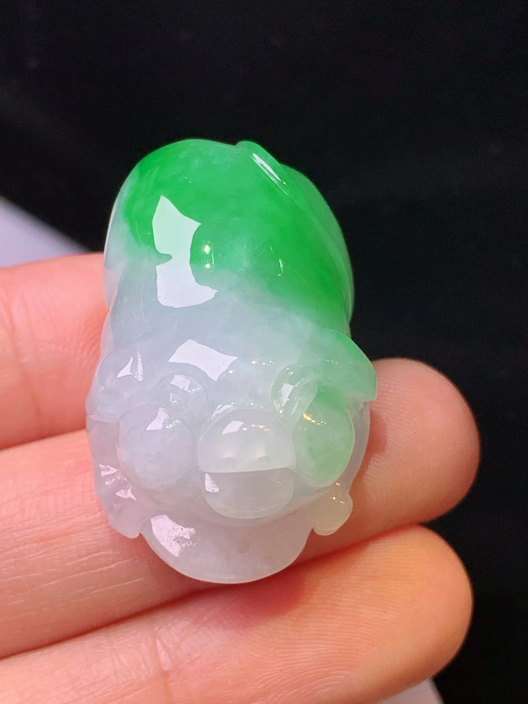 飘绿生肖猪吊坠 玉质细腻 色泽艳丽清新 整体尺寸29.8*20.6*18.5