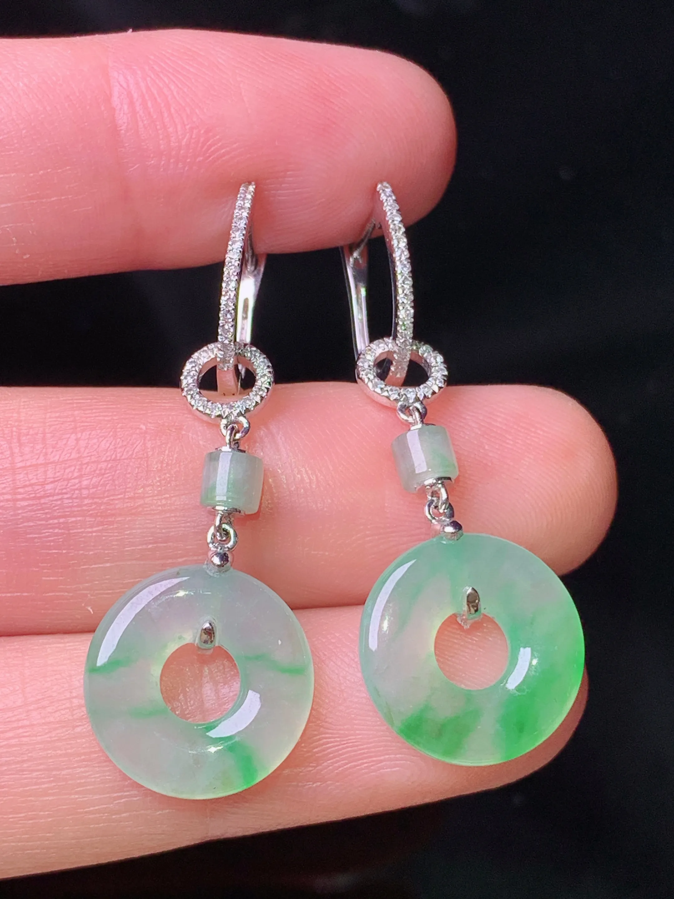 18k金钻镶嵌飘绿平安环耳坠 玉质细腻 色泽艳丽清新 整体尺寸37.3*13.2*2.8