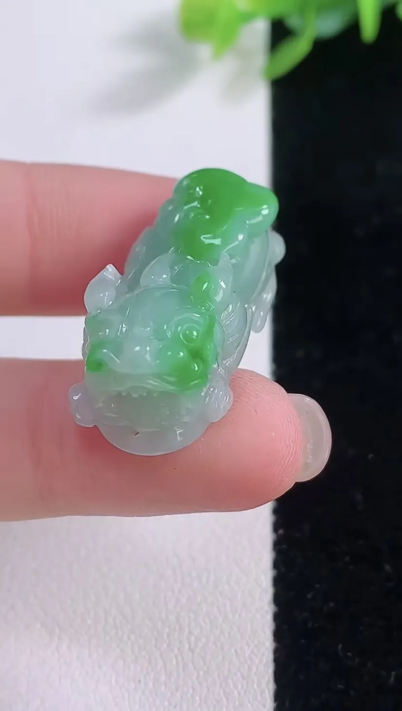 翡翠a货飘阳绿貔貅吊坠，尺寸28.5-13.4-11，重量:9.73g