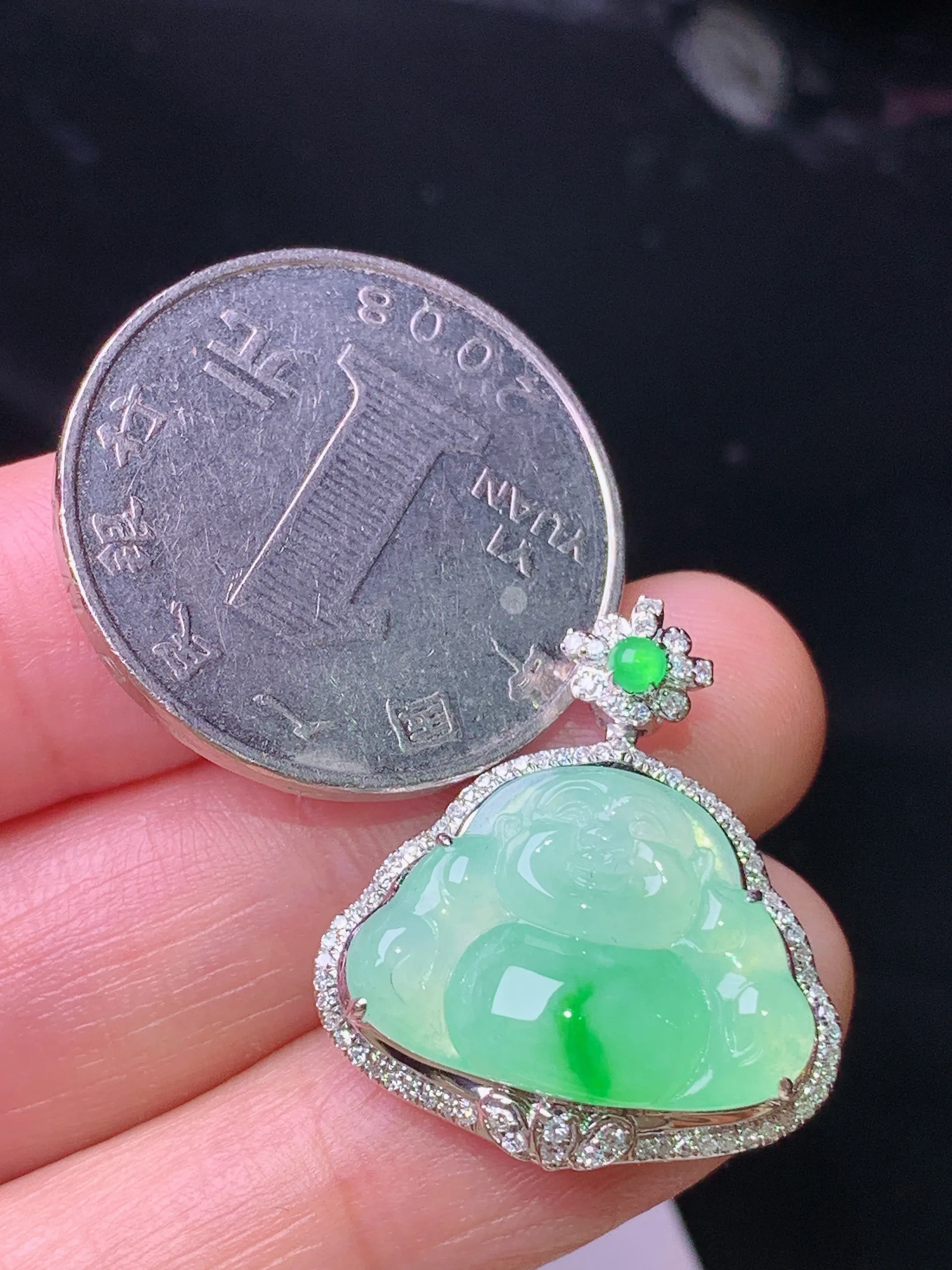 18k金钻镶嵌飘绿佛公吊坠 玉质细腻 色泽艳丽清新 整体尺寸24*21.6*9