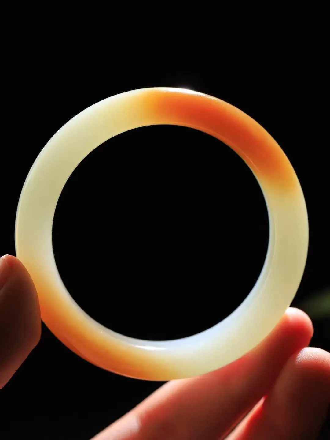 （柔情似水.手镯）

精品和田玉糖白玉手镯，玉质温润细腻，镯型饱满圆润，优雅知性，姽婳于幽静兮，又婆娑乎人间，经典款型，古朴典雅。极具灵性，腕间风情，风姿卓越。 重51.2克   尺寸52.5-12.3-8.8mm    FDL-361102926