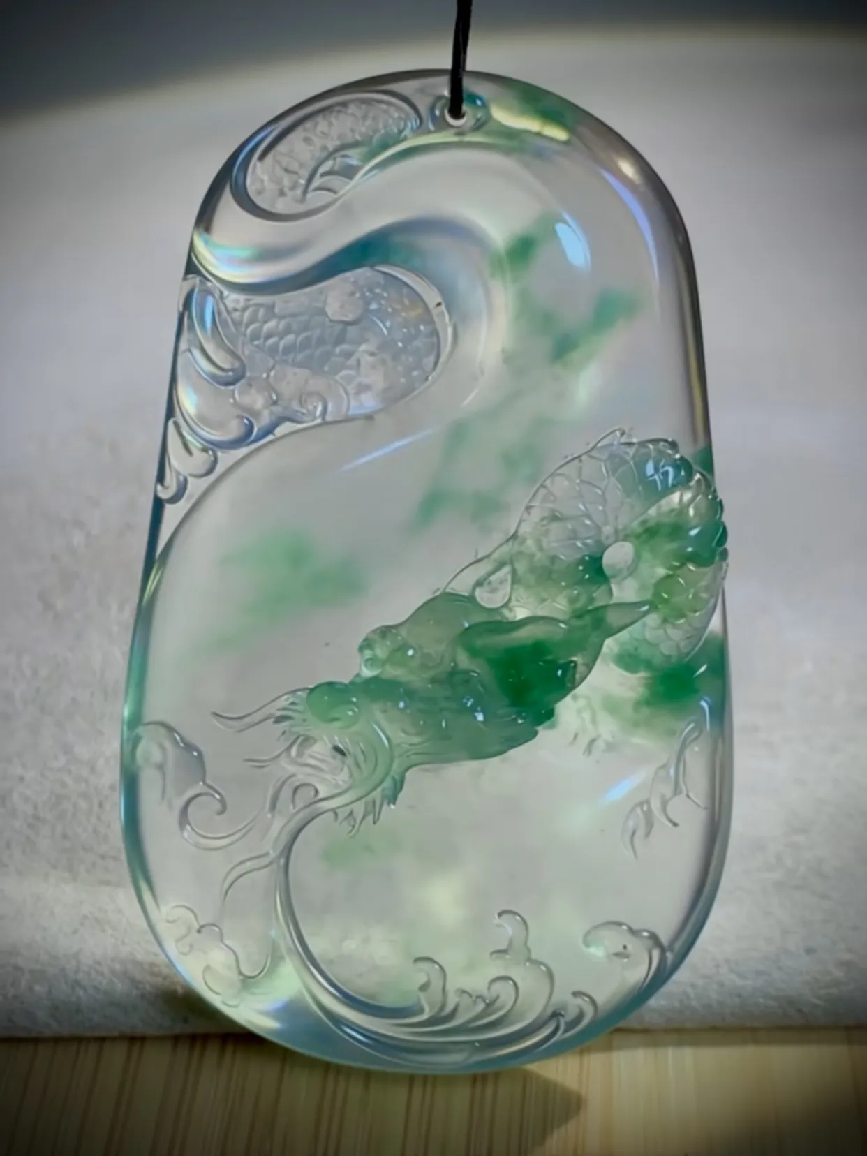 【瑞泽天下·盛世龙腾】，飘花龙牌，
加龙玉雕艺术作品，
53.2-33-6.2mm，21.43g，