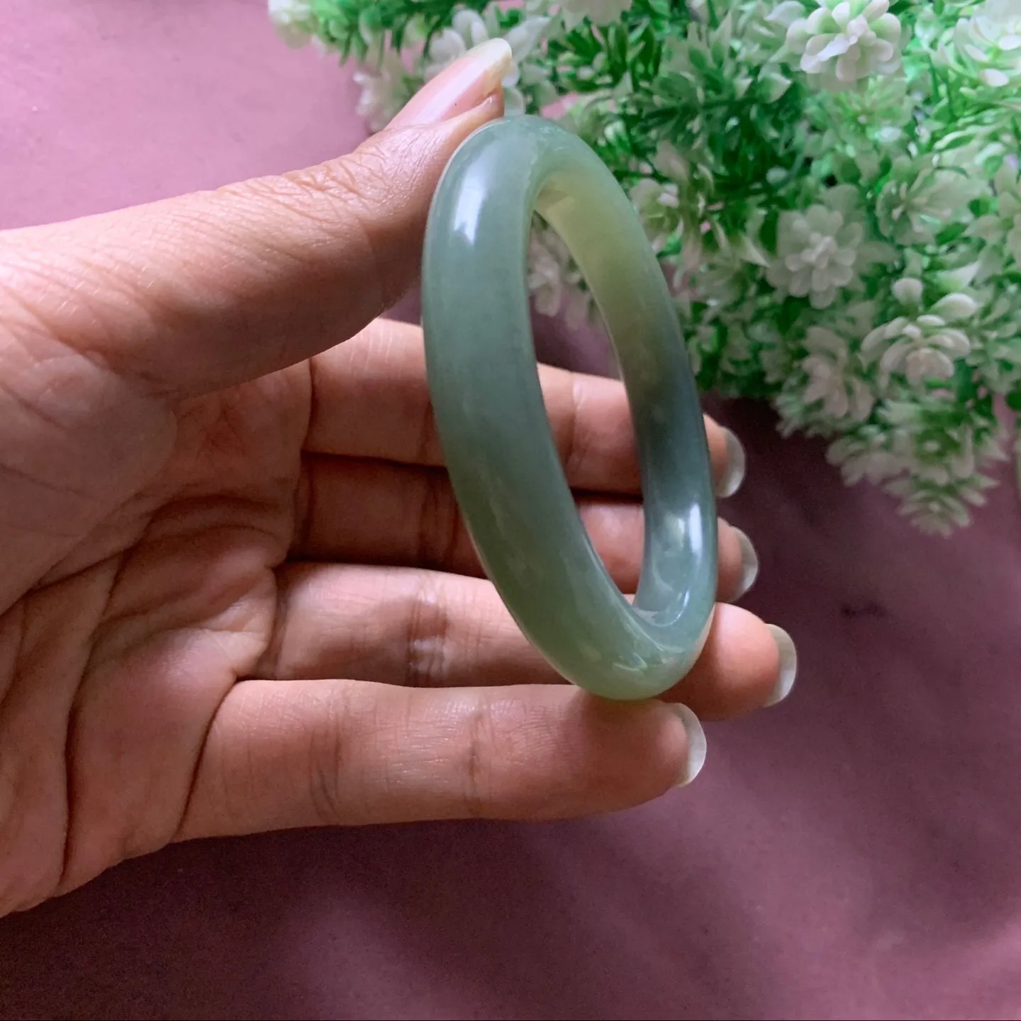 和田玉52.5圈口且末蓝漂糖手镯，玉质细腻油润 底色纯净  无裂无杂 脂粉好，品质高