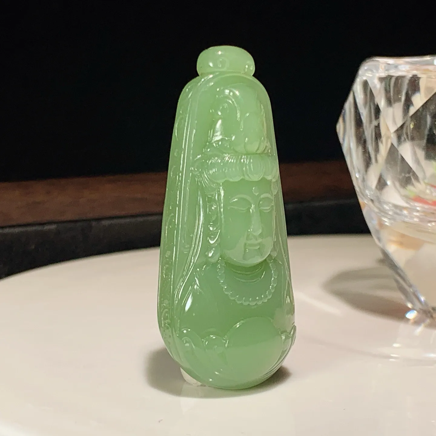 和田玉粉绿俄罗斯碧玉观音头牌子挂件。尺寸53/23/12重24克。玉质细腻油润。手推出油。佩戴高端典