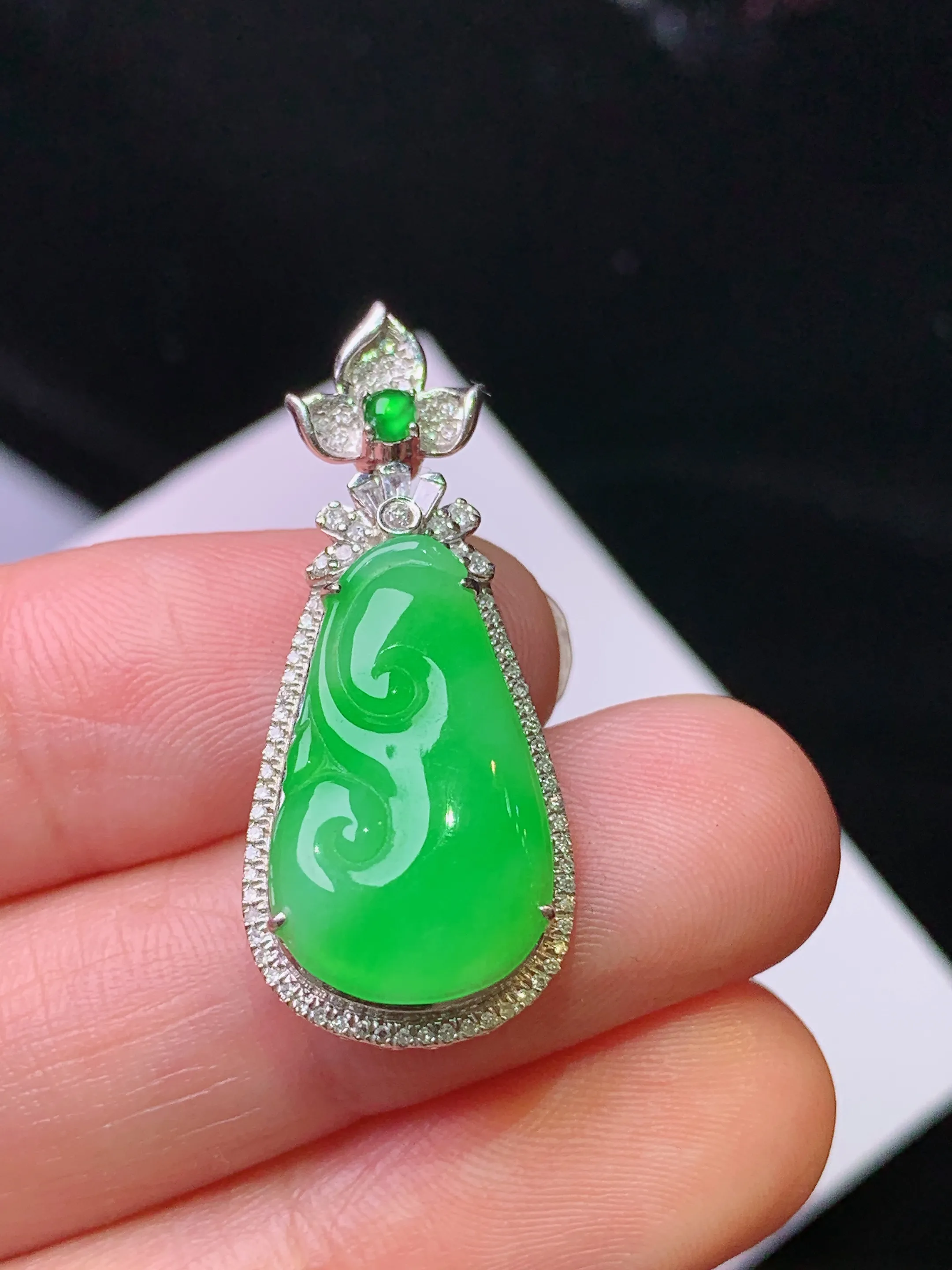 18k金钻镶嵌翠绿如意吊坠 玉质细腻 色泽艳丽清新 整体尺寸32*13.5*6