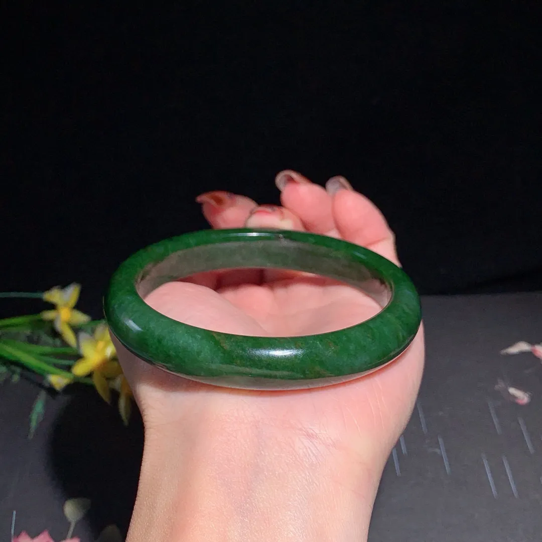 和田玉64圈口菠菜绿碧玉手镯！圈口64宽12重54.8克，玉质细腻油润 底色纯净 无纹裂 脂粉好，品