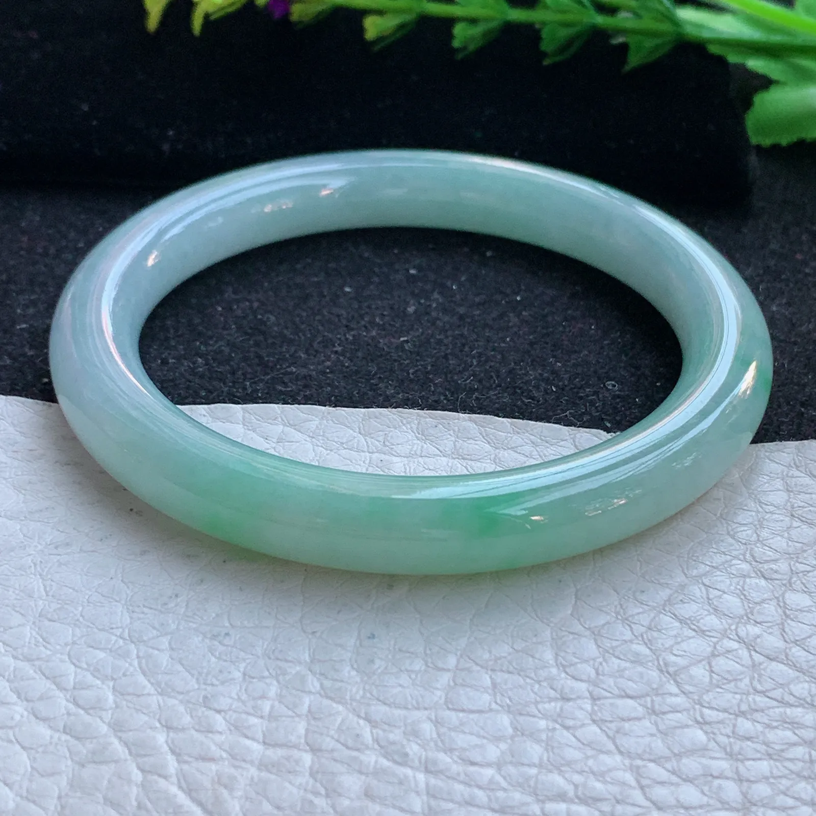 n自然光55*8.4叮当镯 缅甸翡翠a货玉手镯飘绿圆条玉手环 美人镯