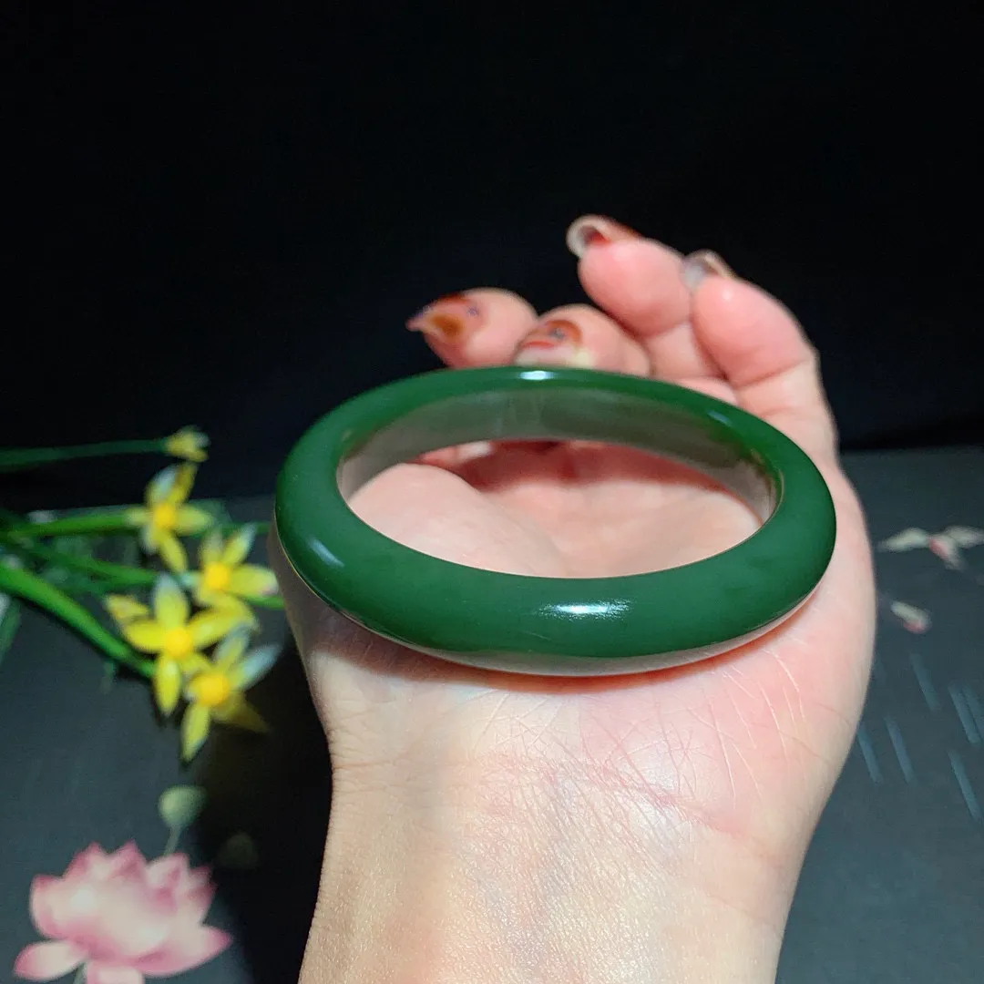 土豪款，和田玉55.5圈口菠菜绿碧玉手镯！玉质细腻油润 底色纯净 无裂无杂 脂粉好，品质高