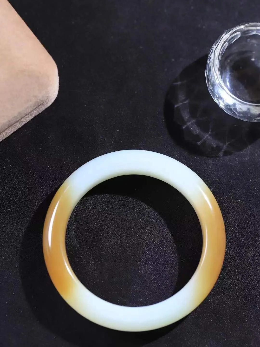 （柔情似水.手镯）

精品和田玉糖白玉手镯，玉质温润细腻，镯型饱满圆润，优雅知性，姽婳于幽静兮，又婆娑乎人间，经典款型，古朴典雅。极具灵性，腕间风情，风姿卓越。 重51.2克   尺寸52.5-12.3-8.8mm    FDL-361102926