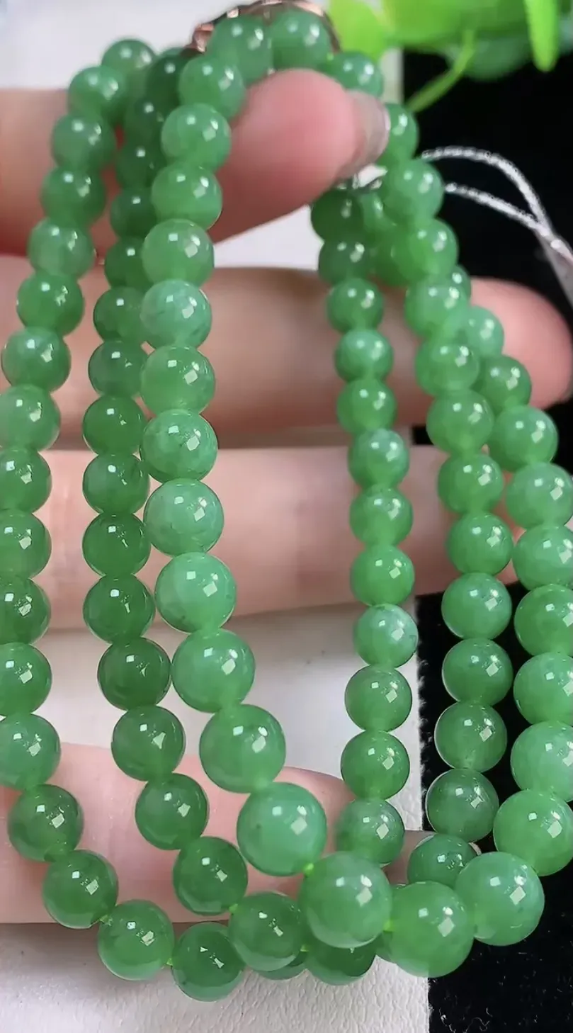 翡翠a货冰种满绿圆珠项链97颗，尺寸5.7，重量:32.55g