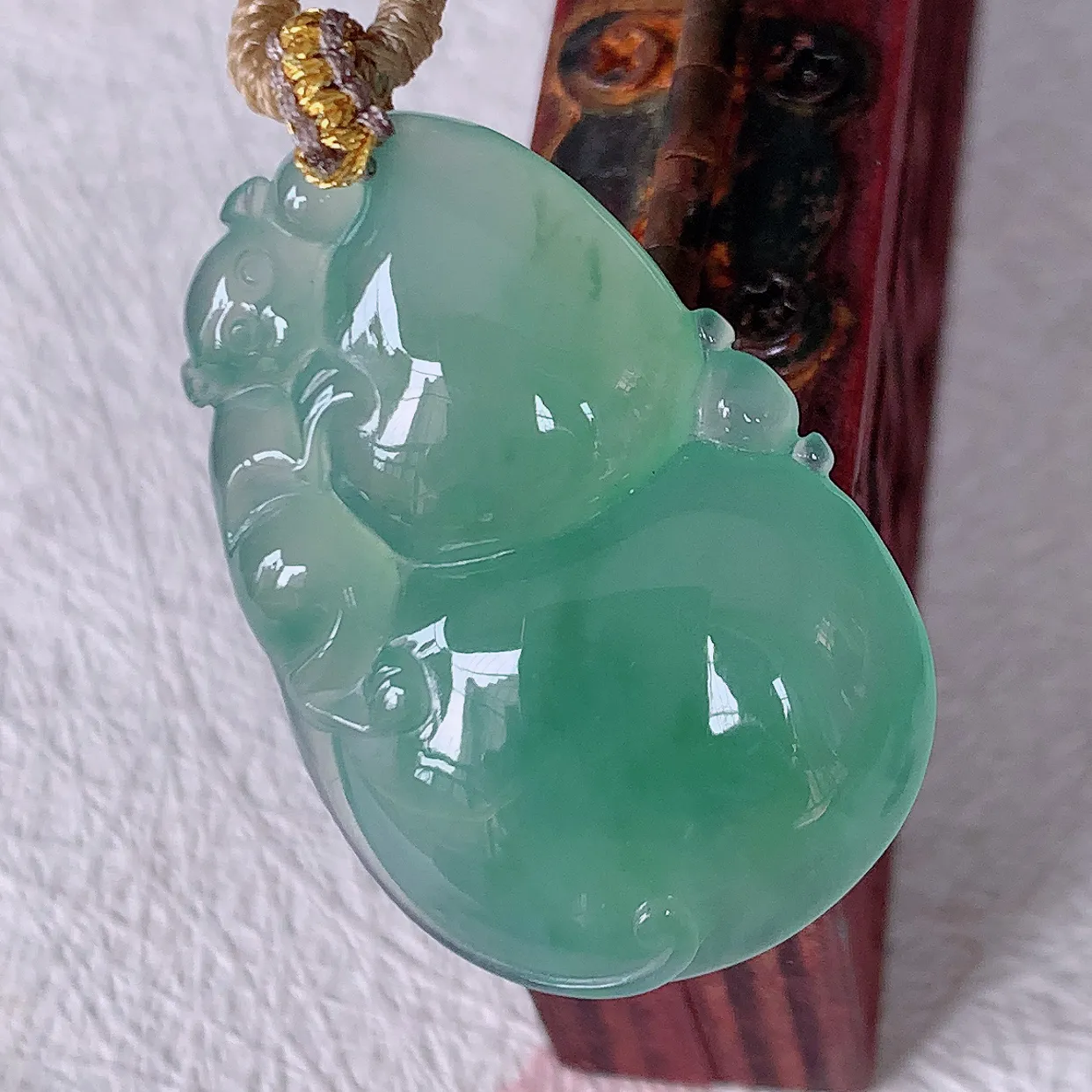 自然光实拍，冰种飘花翡翠葫芦吊坠，葫芦寓意福禄双全，财源滚滚，饱满，清新脱俗，佩戴效果优雅迷人！#57.29