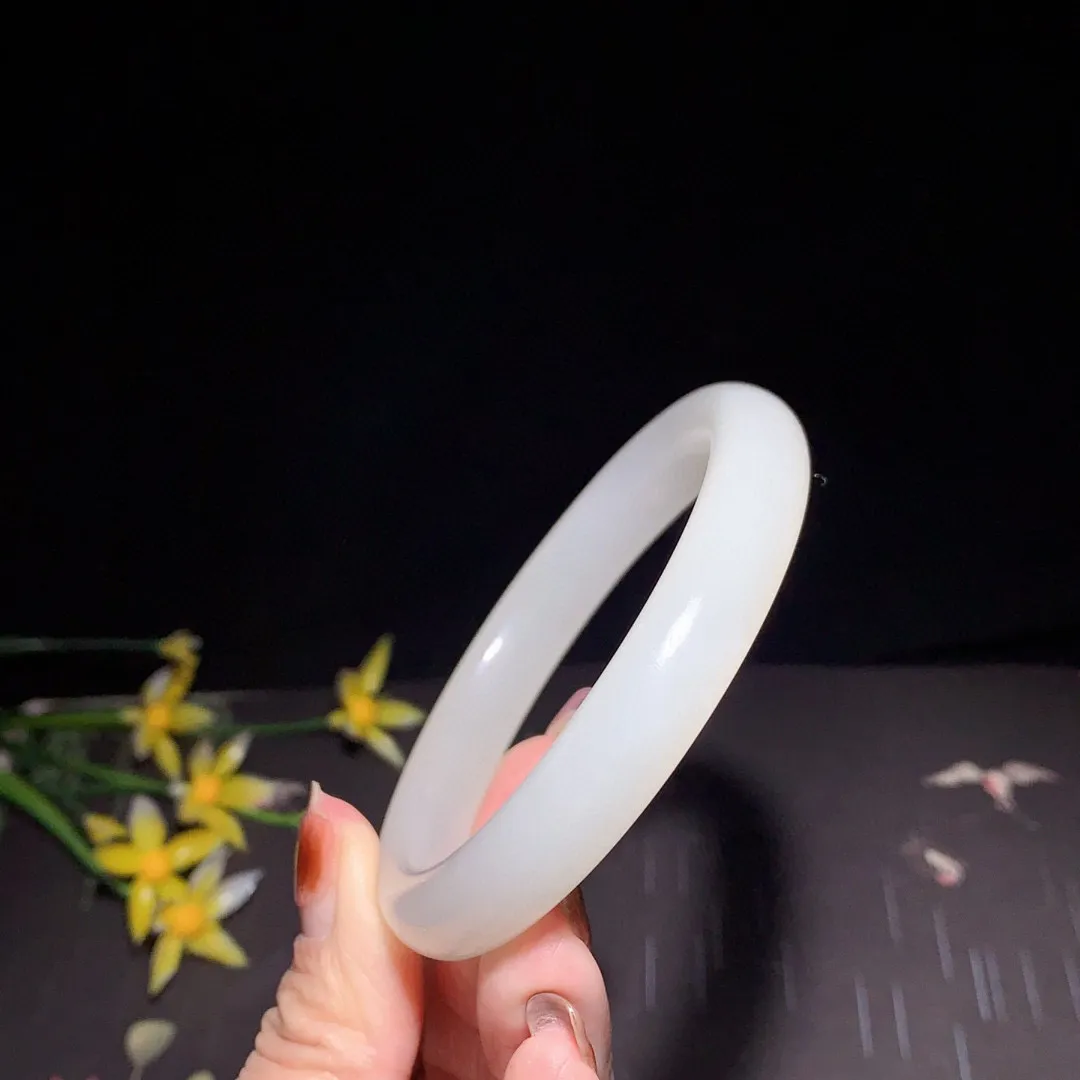 和田玉57.5圈口羊脂白手镯！玉质细腻油润 底色纯净 无裂无杂 脂粉好，品质好！