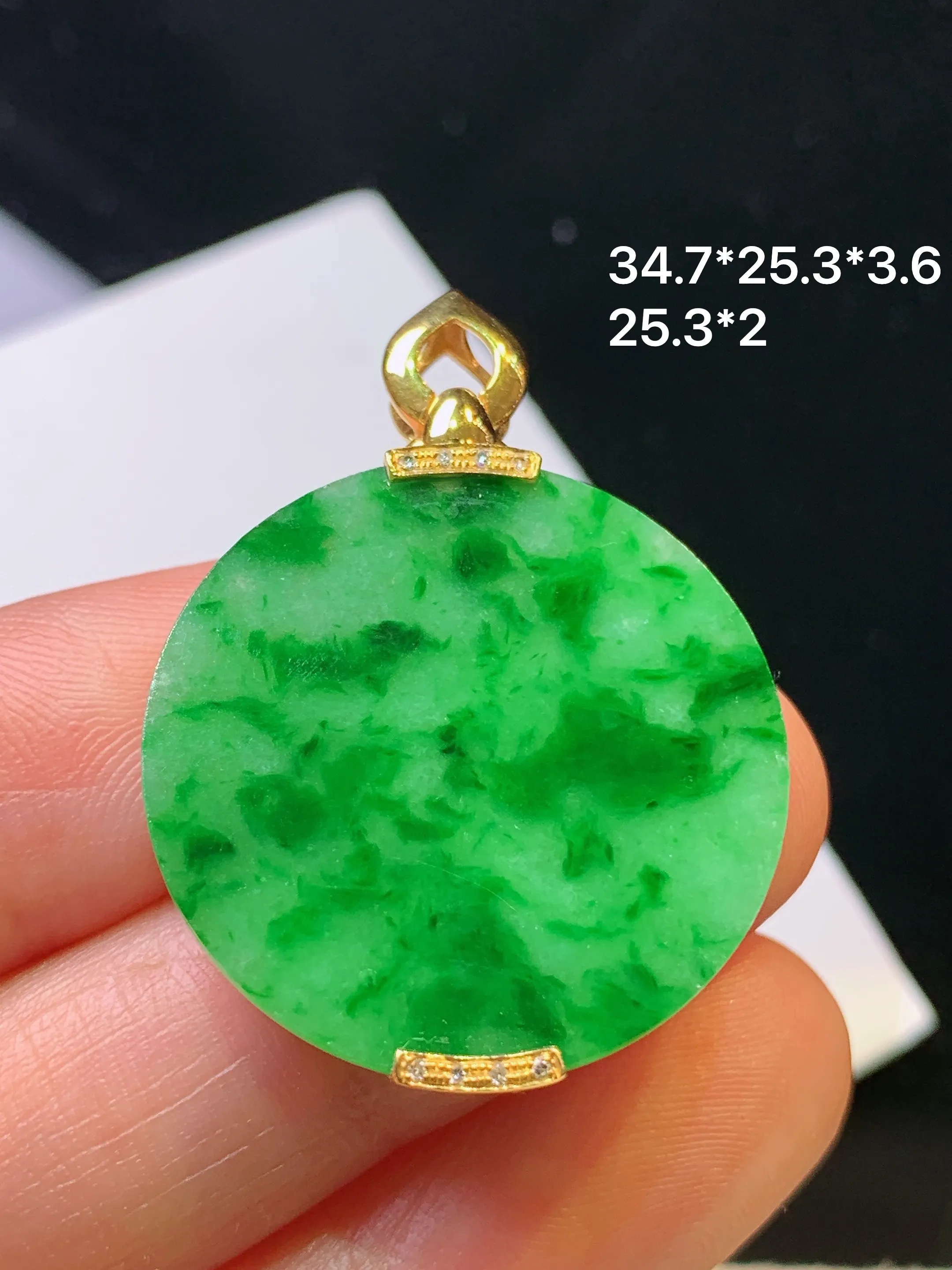 18k金镶嵌翠绿圆牌吊坠 玉质细腻 色泽艳丽清新 整体尺寸34.7*25.3*3.6