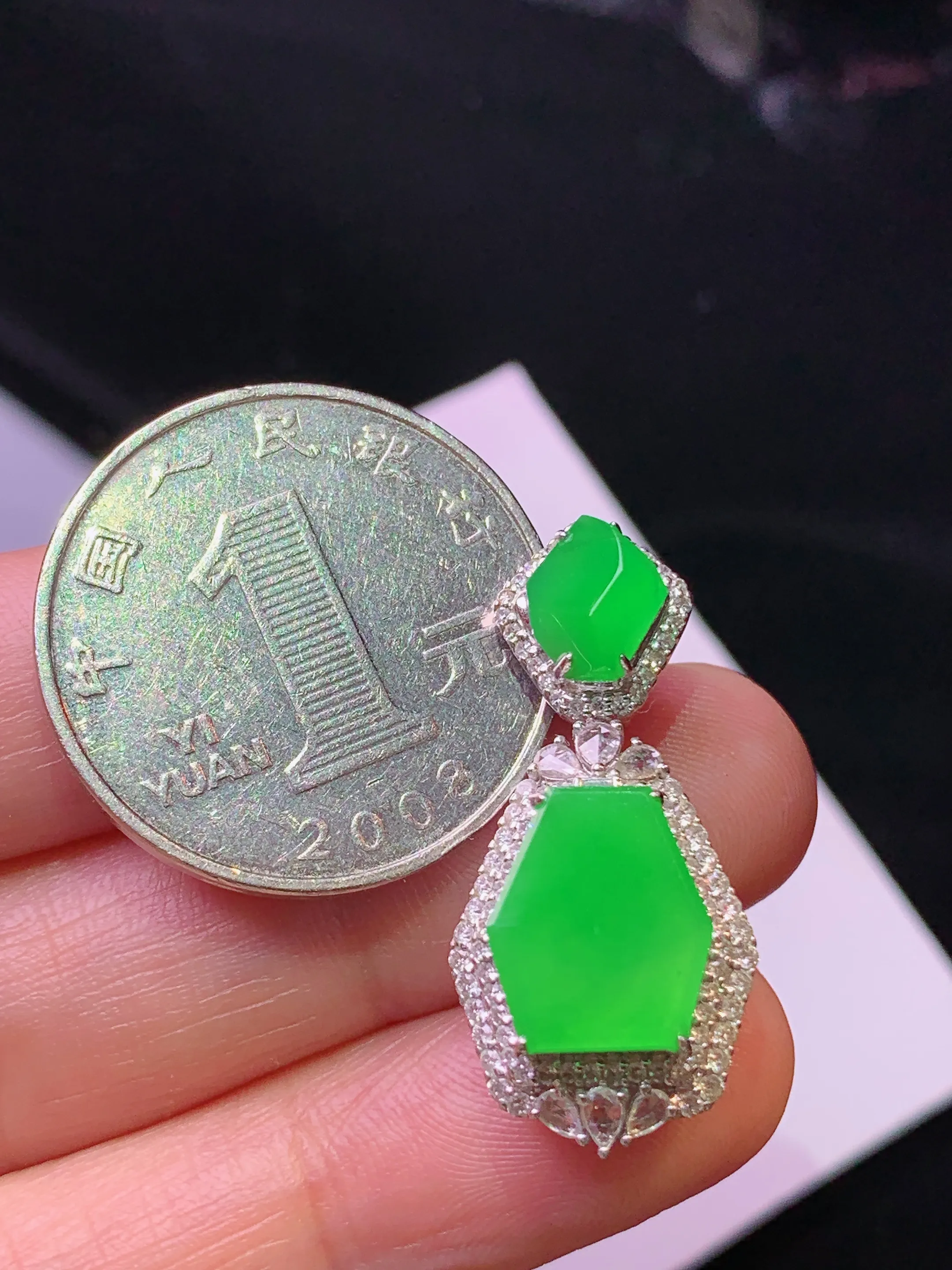 18k金钻镶嵌满绿随形吊坠 玉质细腻 色泽艳丽清新 整体尺寸30*13.8*9