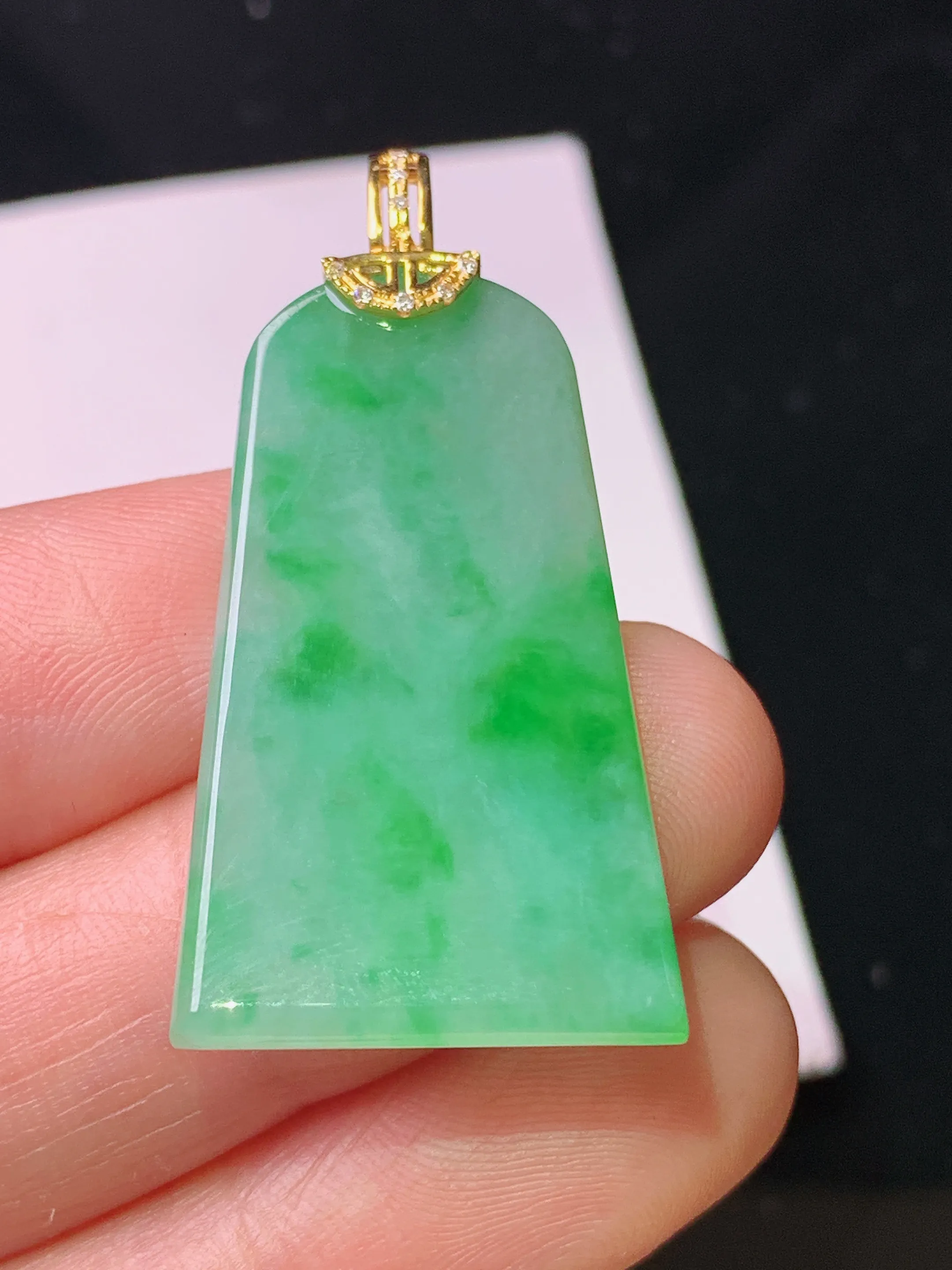 18k金钻镶嵌飘绿无事牌吊坠 玉质细腻 色泽艳丽清新 整体尺寸38.8*19*3.5
