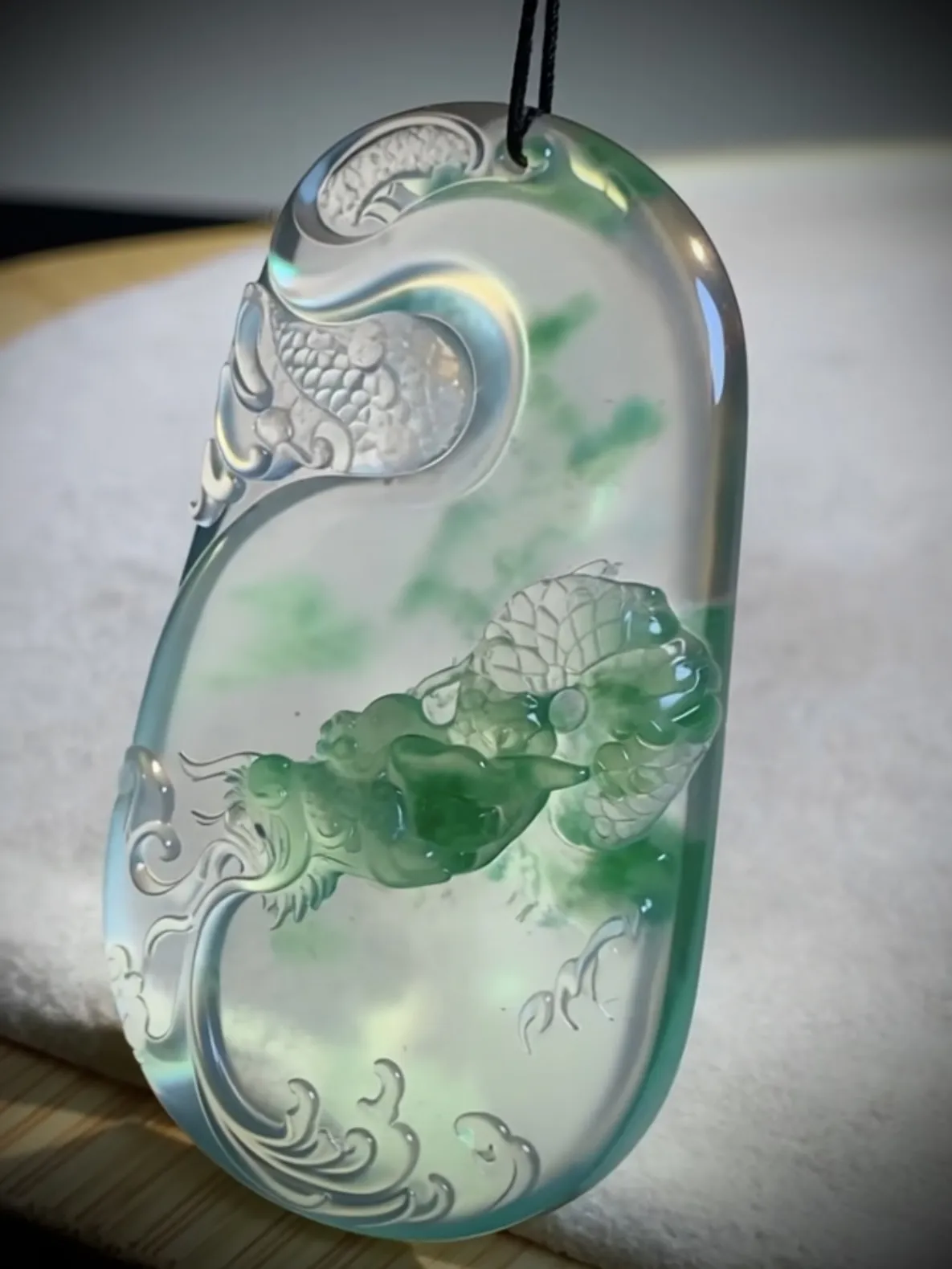 【瑞泽天下·盛世龙腾】，飘花龙牌，
加龙玉雕艺术作品，
53.2-33-6.2mm，21.43g，