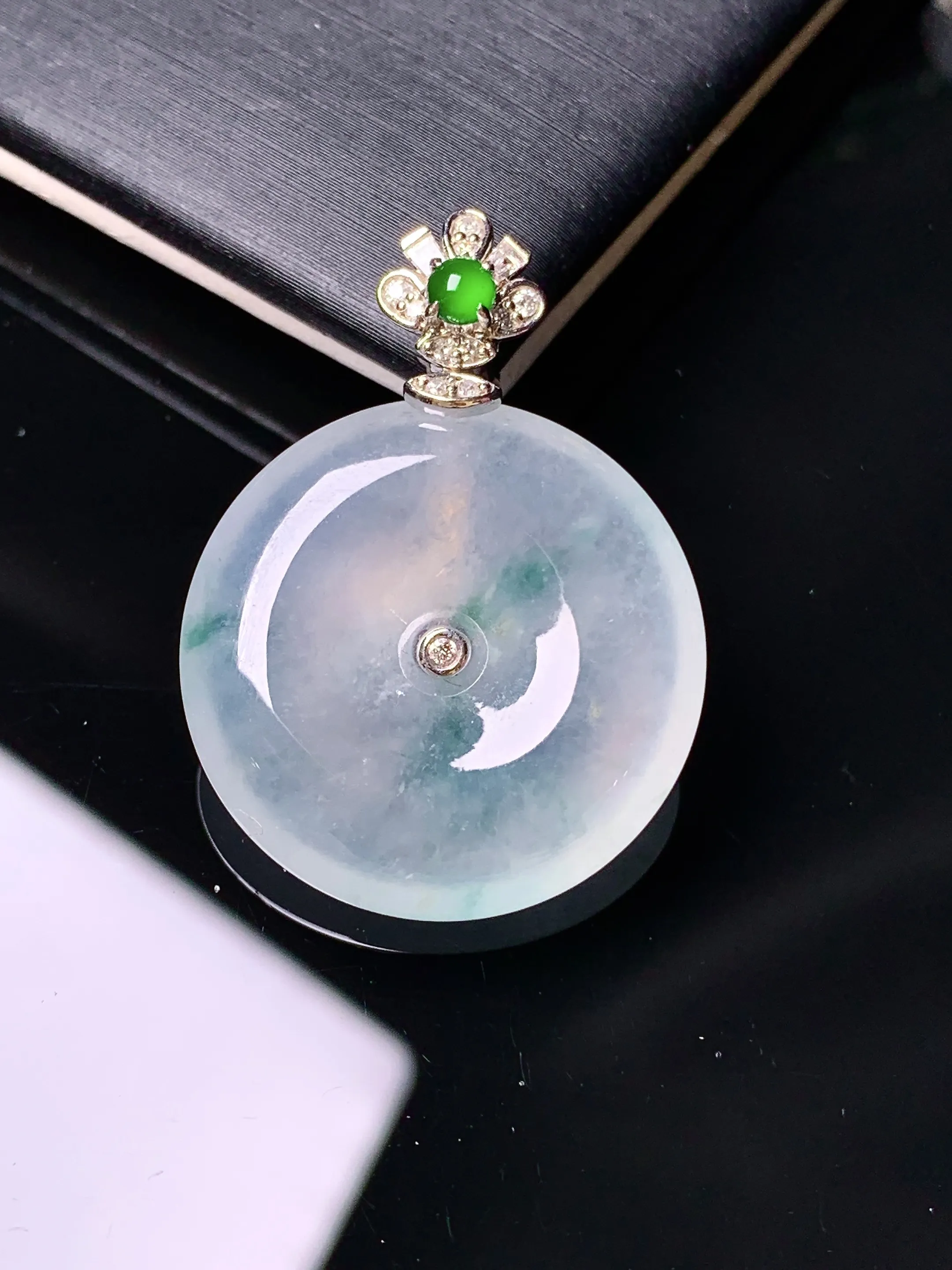 18k金钻镶嵌冰种平安扣吊坠 玉质细腻 色泽艳丽清新 整体尺寸31.5*23*5.8