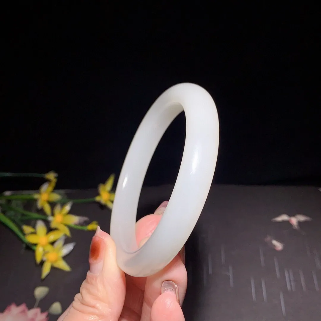 和田玉57.5圈口羊脂白手镯！玉质细腻油润 底色纯净 无裂无杂 脂粉好，品质好！