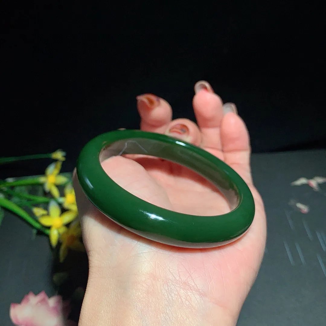 土豪款，和田玉55.5圈口菠菜绿碧玉手镯！玉质细腻油润 底色纯净 无裂无杂 脂粉好，品质高