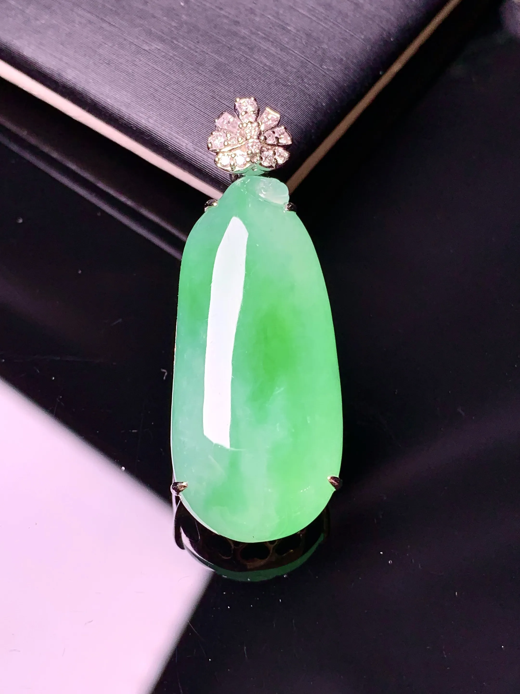 18k金钻镶嵌翠绿福瓜吊坠 玉质细腻 色泽艳丽清新 整体尺寸36.3*13.5*8