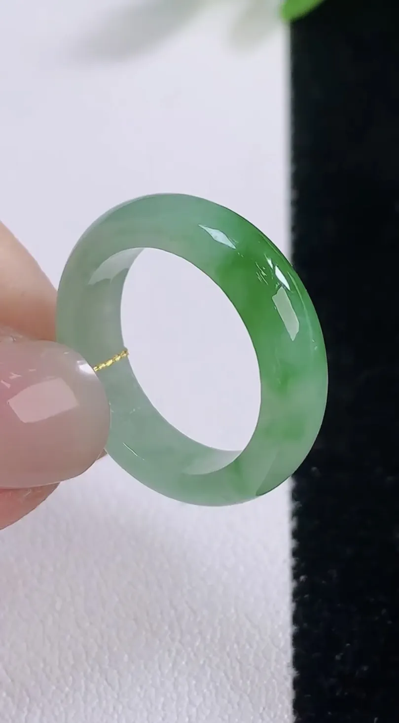 翡翠a货冰种飘绿指环 戒指，尺寸17.8-5.2-2.7，重量:3.43g