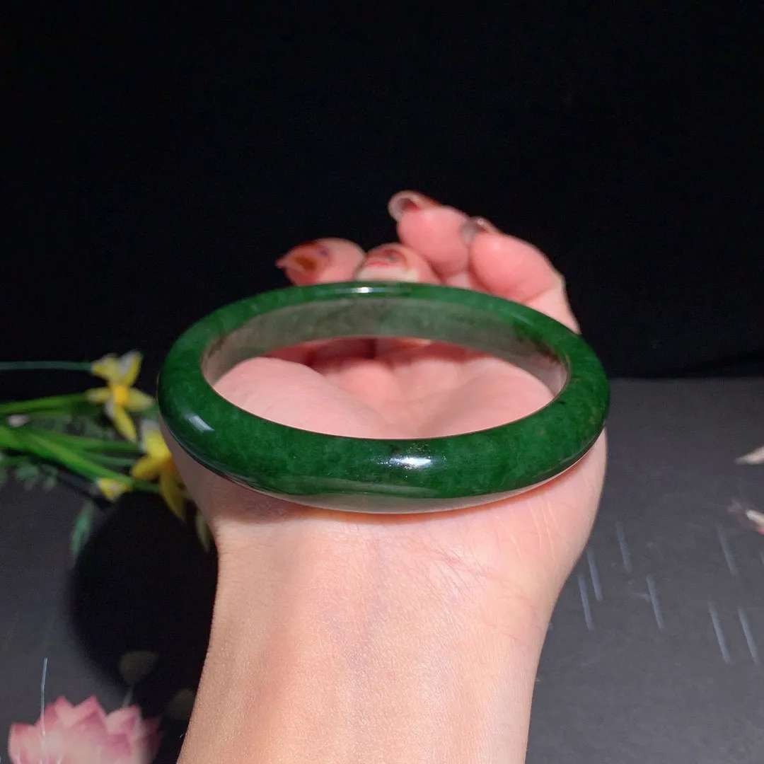 和田玉64圈口菠菜绿碧玉手镯！圈口64宽12重54.8克，玉质细腻油润 底色纯净 无纹裂 脂粉好，品