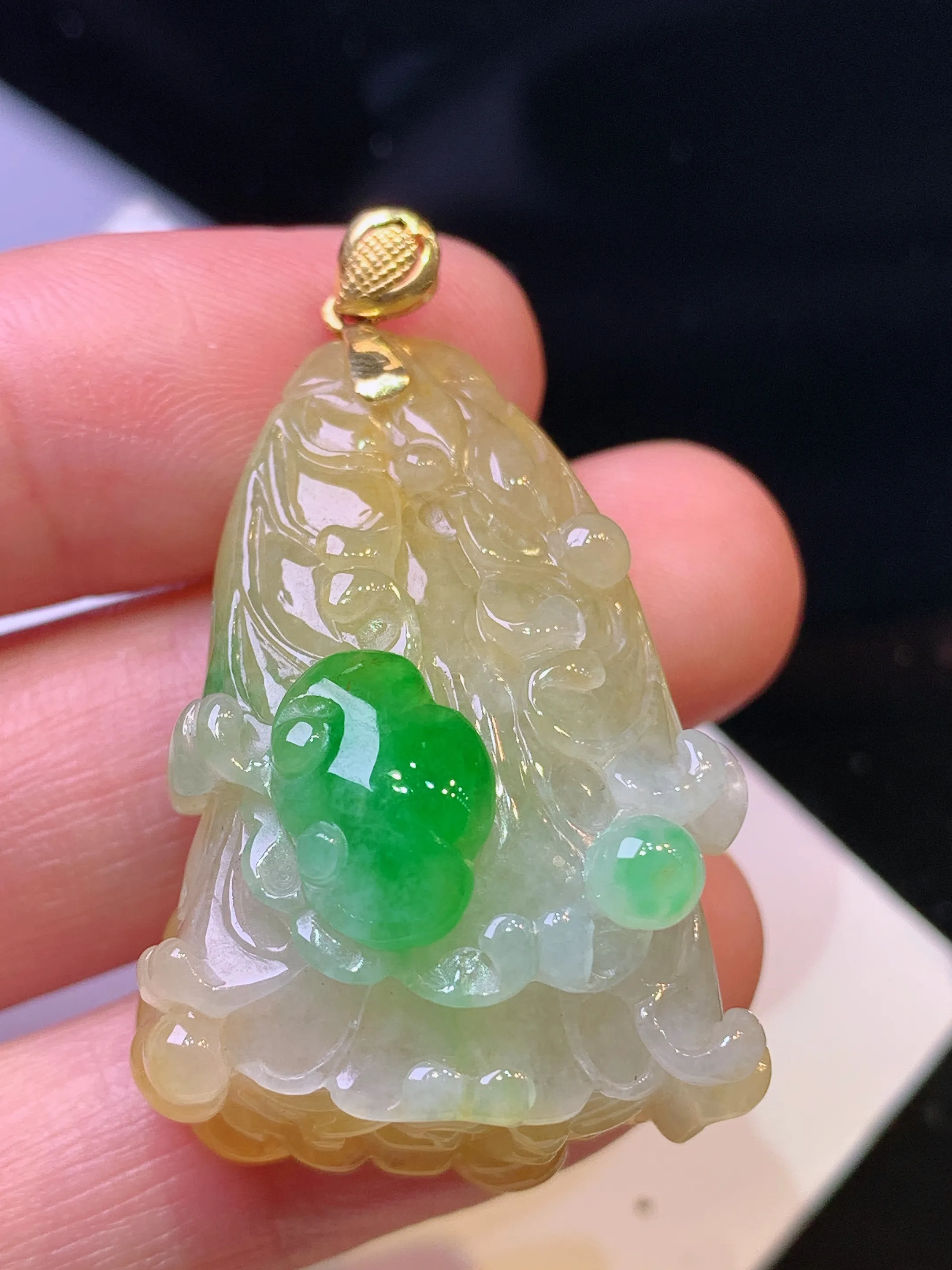 18k金镶嵌飘黄绿白菜吊坠 玉质细腻 色泽艳丽清新 整体尺寸41.3*25.3*17