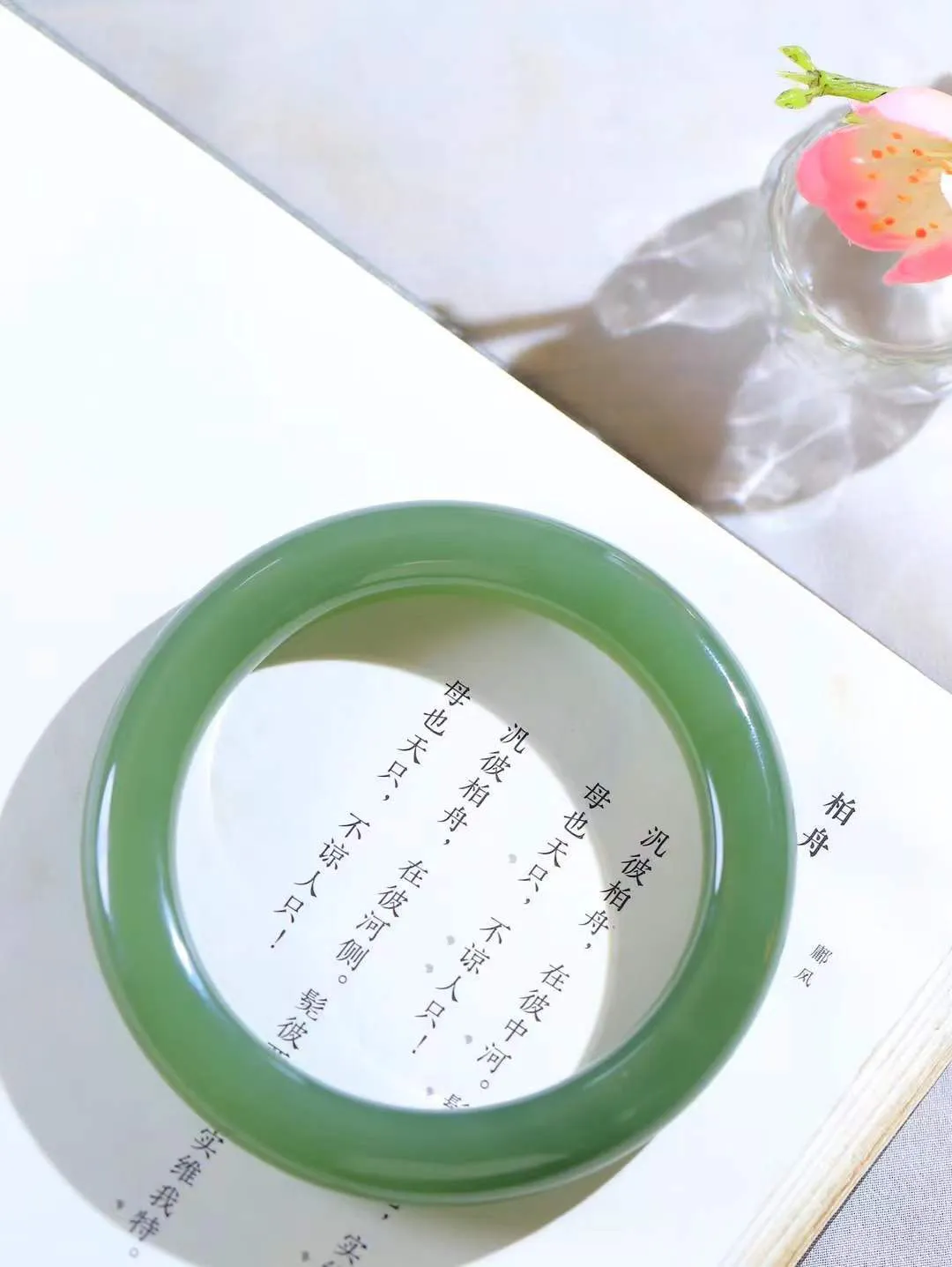 [温润如玉.手镯]

精品和田玉湖水绿手镯。玉质温润细腻 油性十足 手感舒适，高华雅逸，线条流畅，简约大气，美自天成，素雅高贵。佩戴于腕间，婉约之美，举手投足间透出那份低调奢华。重78.8克 内径63mm尺寸11.8-11.6mm 781152914A