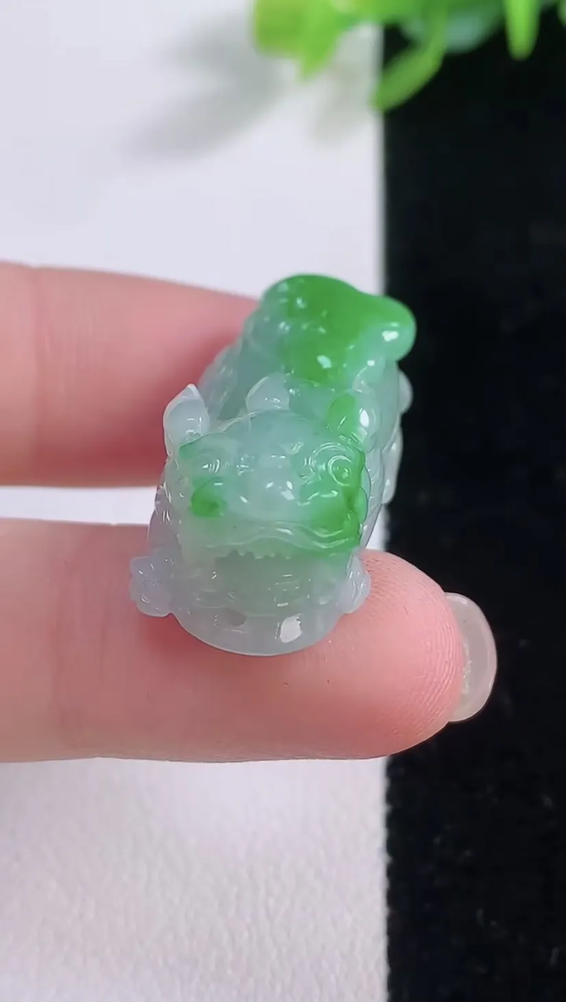 翡翠a货飘阳绿貔貅吊坠，尺寸28.5-13.4-11，重量:9.73g