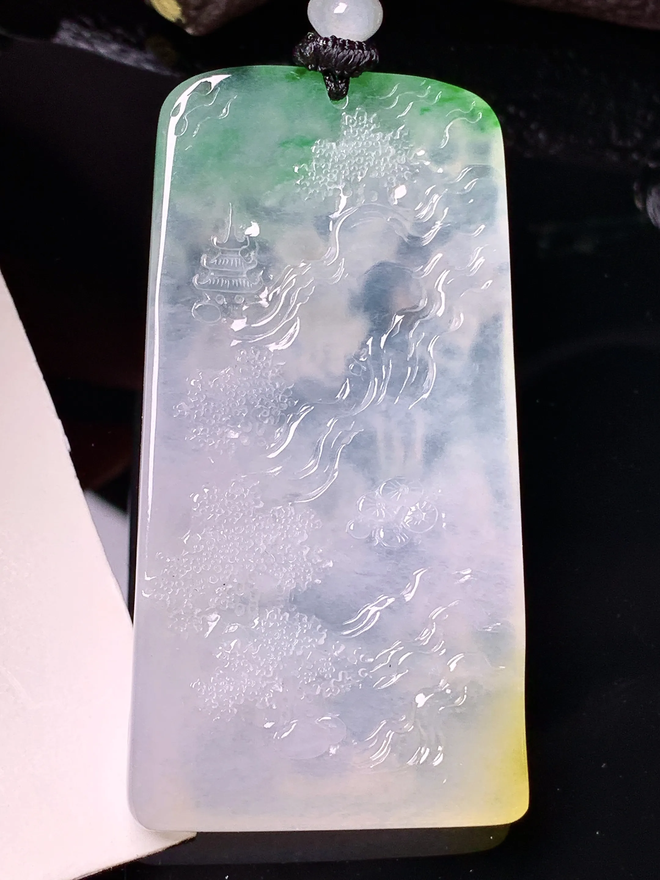 18k金钻镶嵌飘黄绿山水牌吊坠 玉质细腻 色泽艳丽清新 整体尺寸59*31*6.3