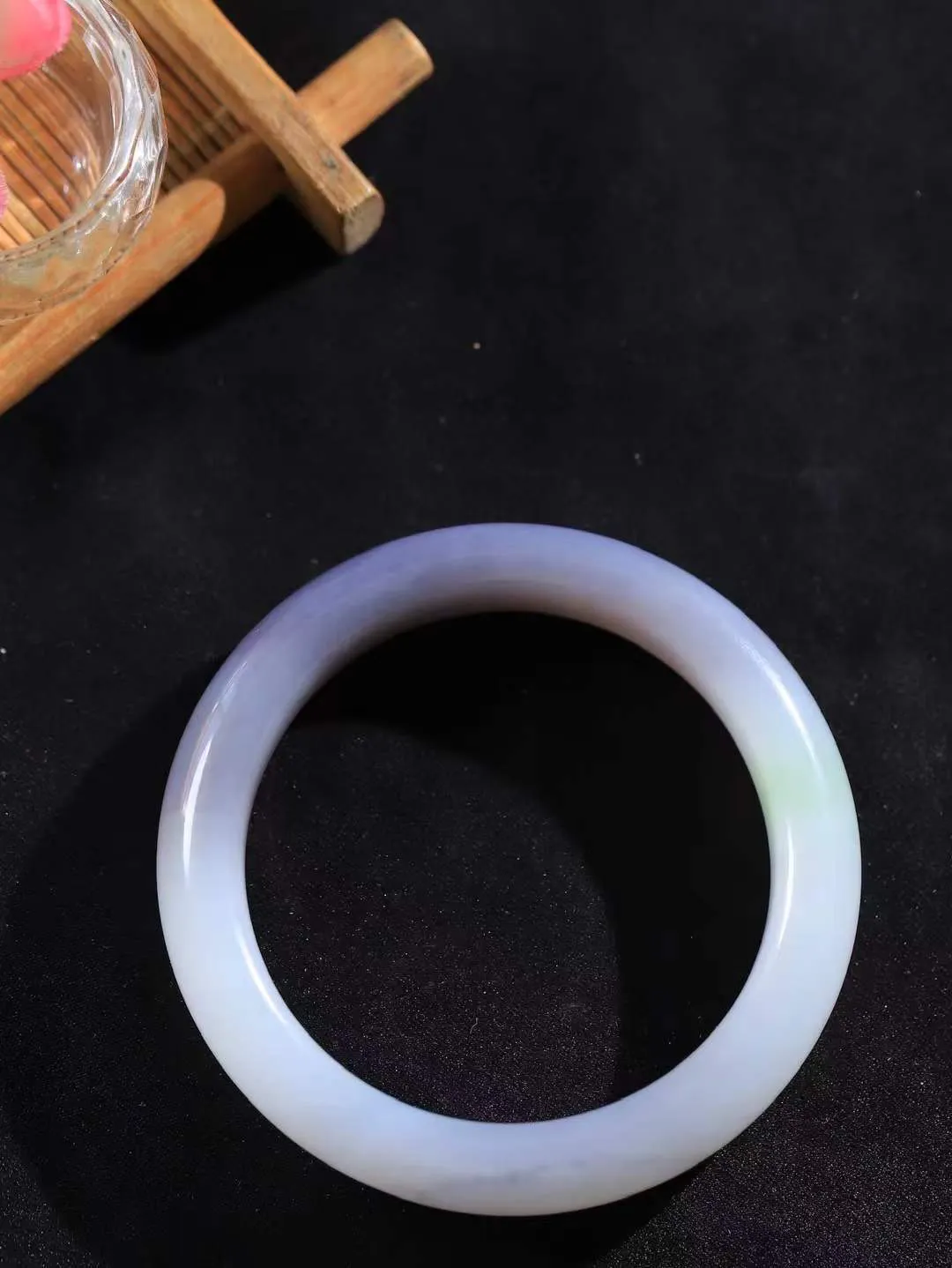 【婉约佳人.手镯】

收藏级️和田玉三色手镯 玉质温润细腻 油性十足 手感舒适，高华雅逸，线条流畅，简约大气，美自天成，素雅高贵。佩戴于腕间，婉约之美，举手投足间透出那份低调奢华。重54.5克 内径53.5mm  尺寸13.2-8.7mm   FDA-111102933