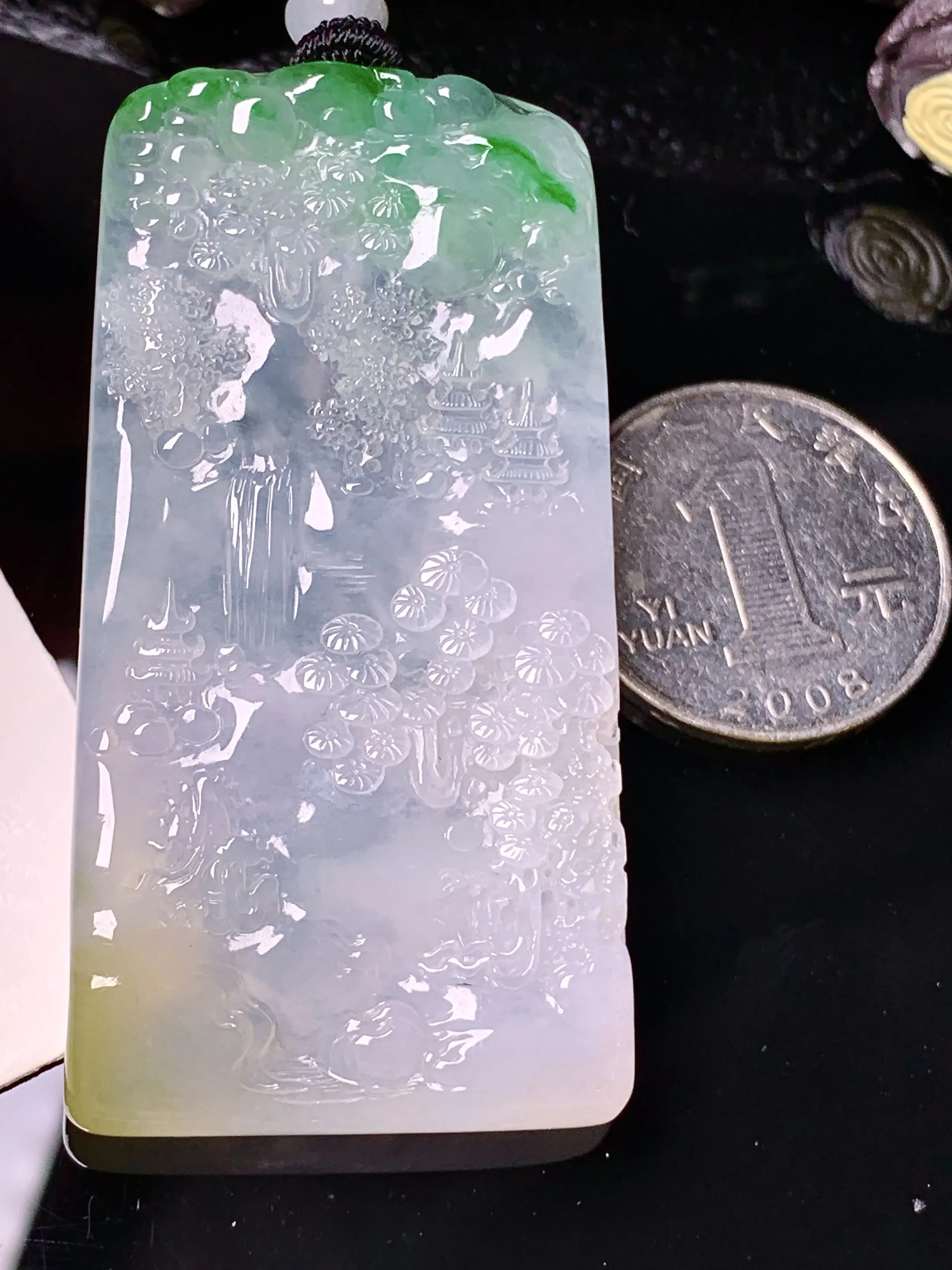 18k金钻镶嵌飘黄绿山水牌吊坠 玉质细腻 色泽艳丽清新 整体尺寸59*31*6.3