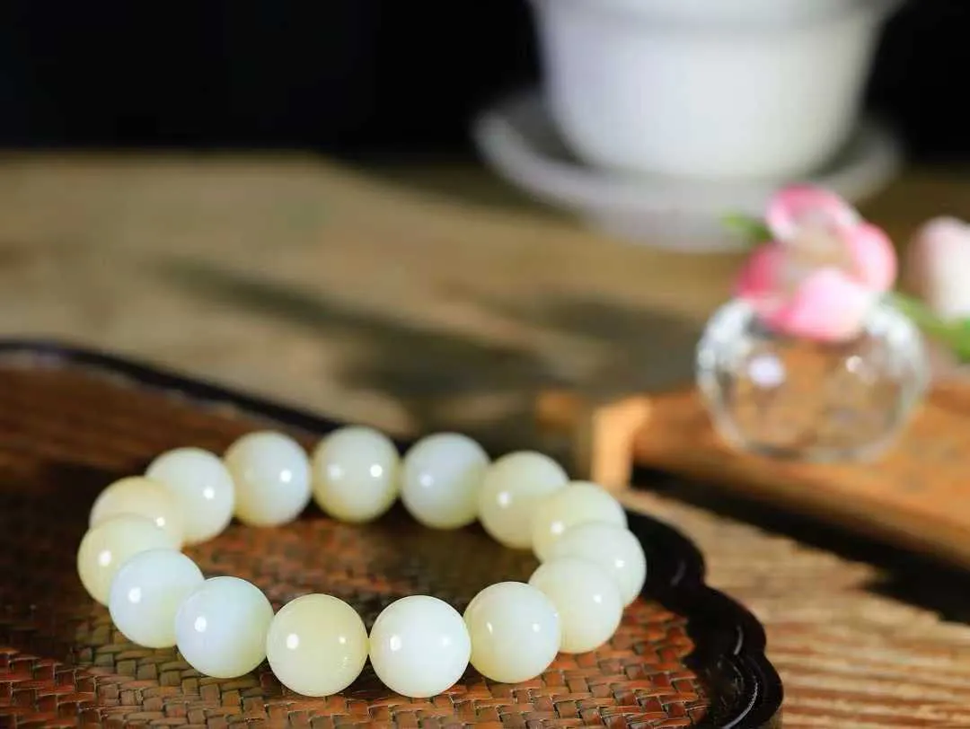 【珠圆玉润.手串】

精品和田玉糖白玉珠圆玉润手串 玉质温润细腻  整串打磨圆润，佩戴舒适。珠珠落玉