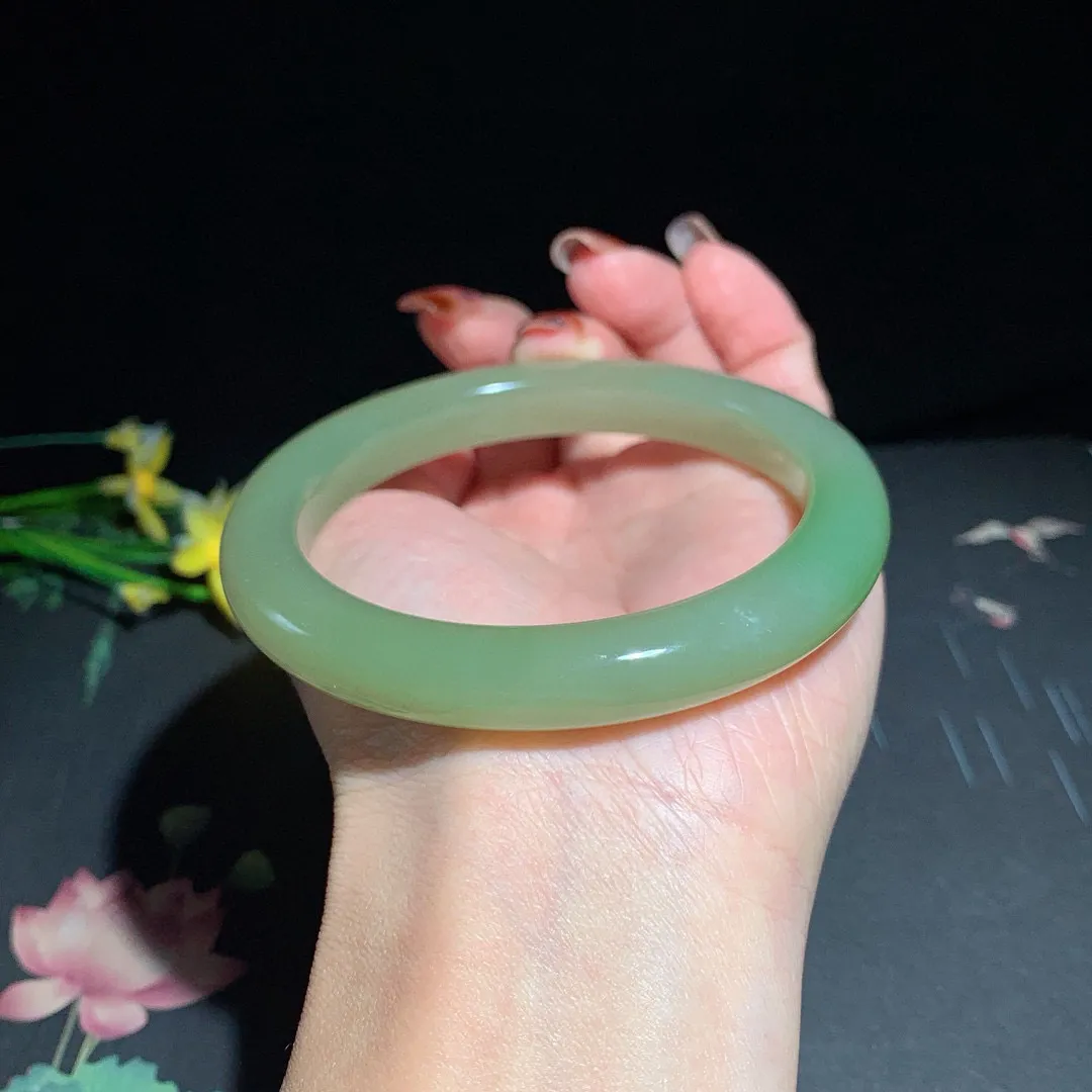 和田玉62圈翠青手镯！圈口62宽10.5厚9.8重59玉质细腻油润 底色纯净 无裂无黑 脂粉好，品质高