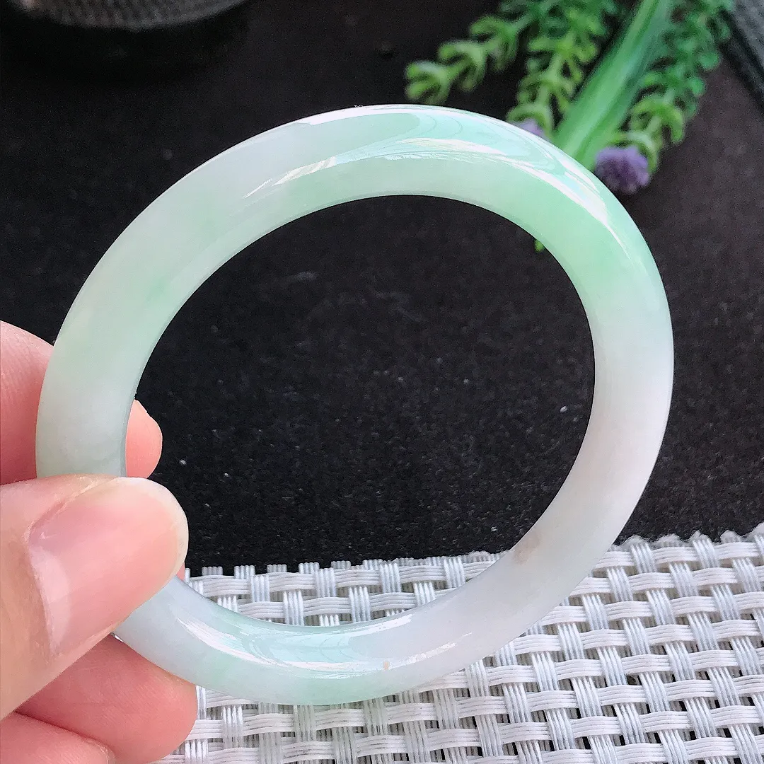 天然A货翡翠53/8.8老坑秀气冰胶浅绿圆条手镯玉手镯