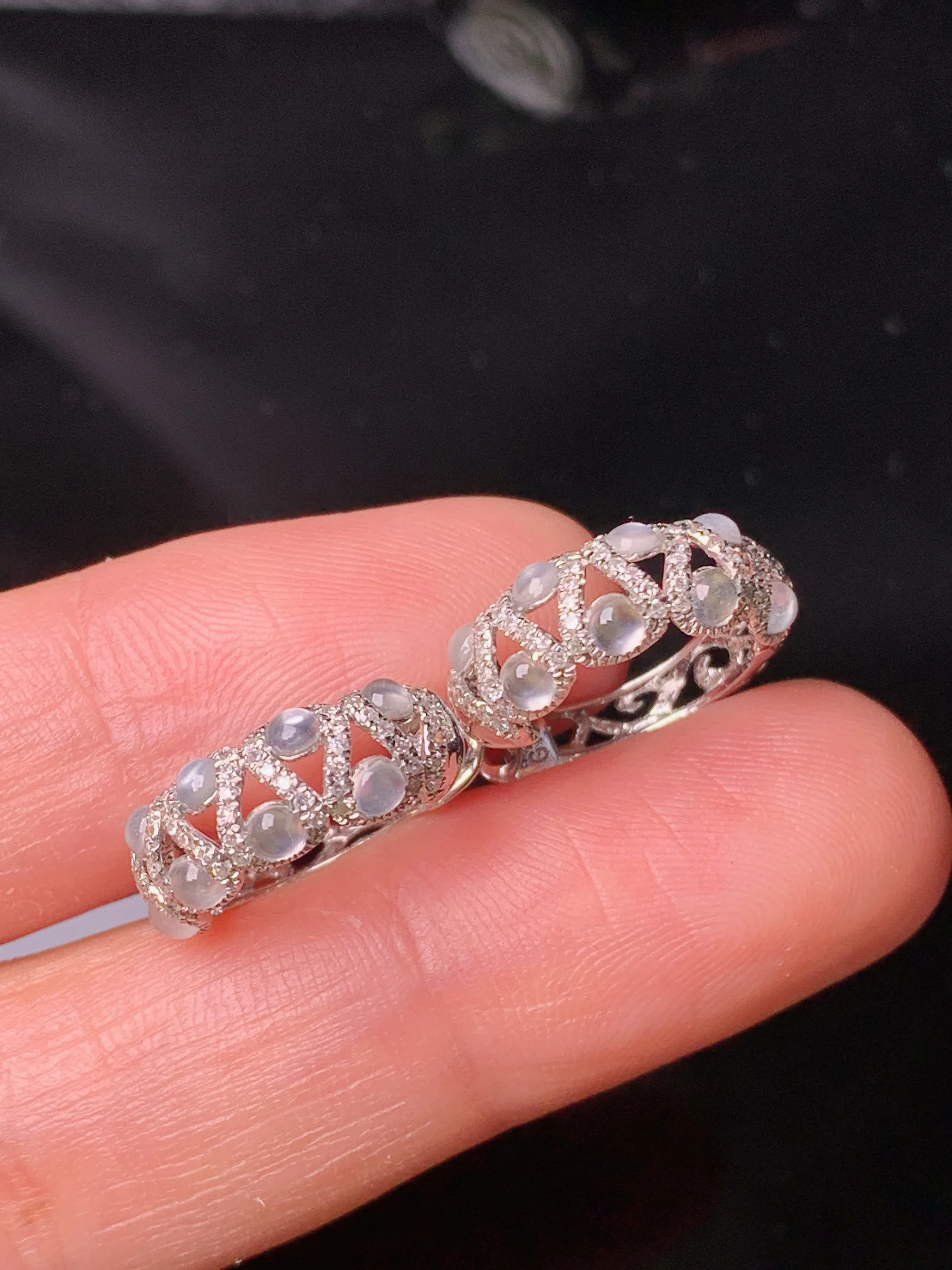 18k金钻镶嵌冰种蛋面耳钉 玉质细腻 色泽艳丽清新 整体尺寸2.3*2