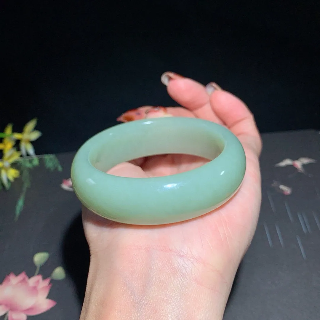 和田玉53.5圈口且末蓝宽版手镯！玉质细腻油润 底色纯净 无裂无杂 脂粉好，品质高。