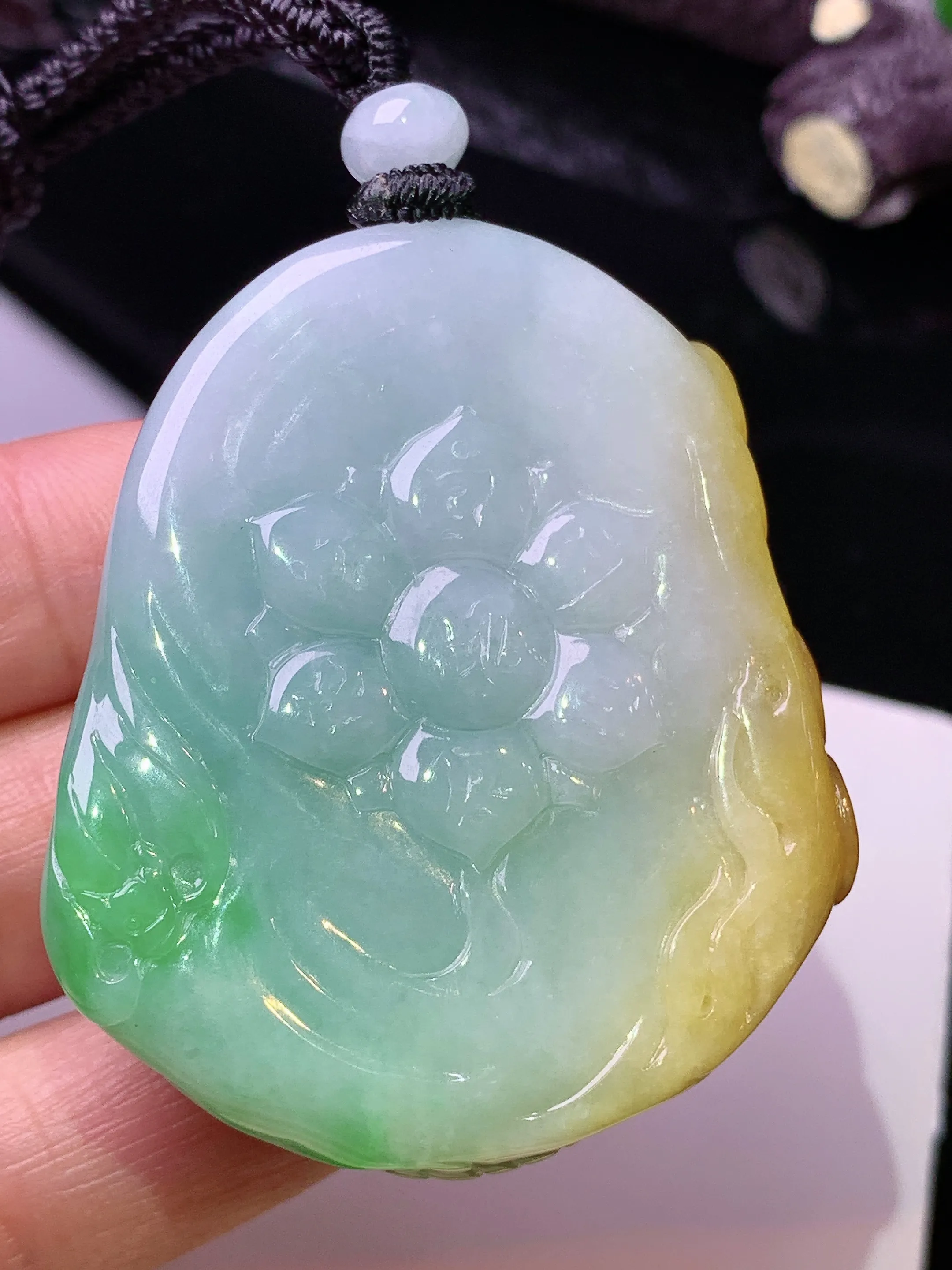 飘黄绿黄财神吊坠 玉质细腻 色泽艳丽清新 整体尺寸48.2*42*13