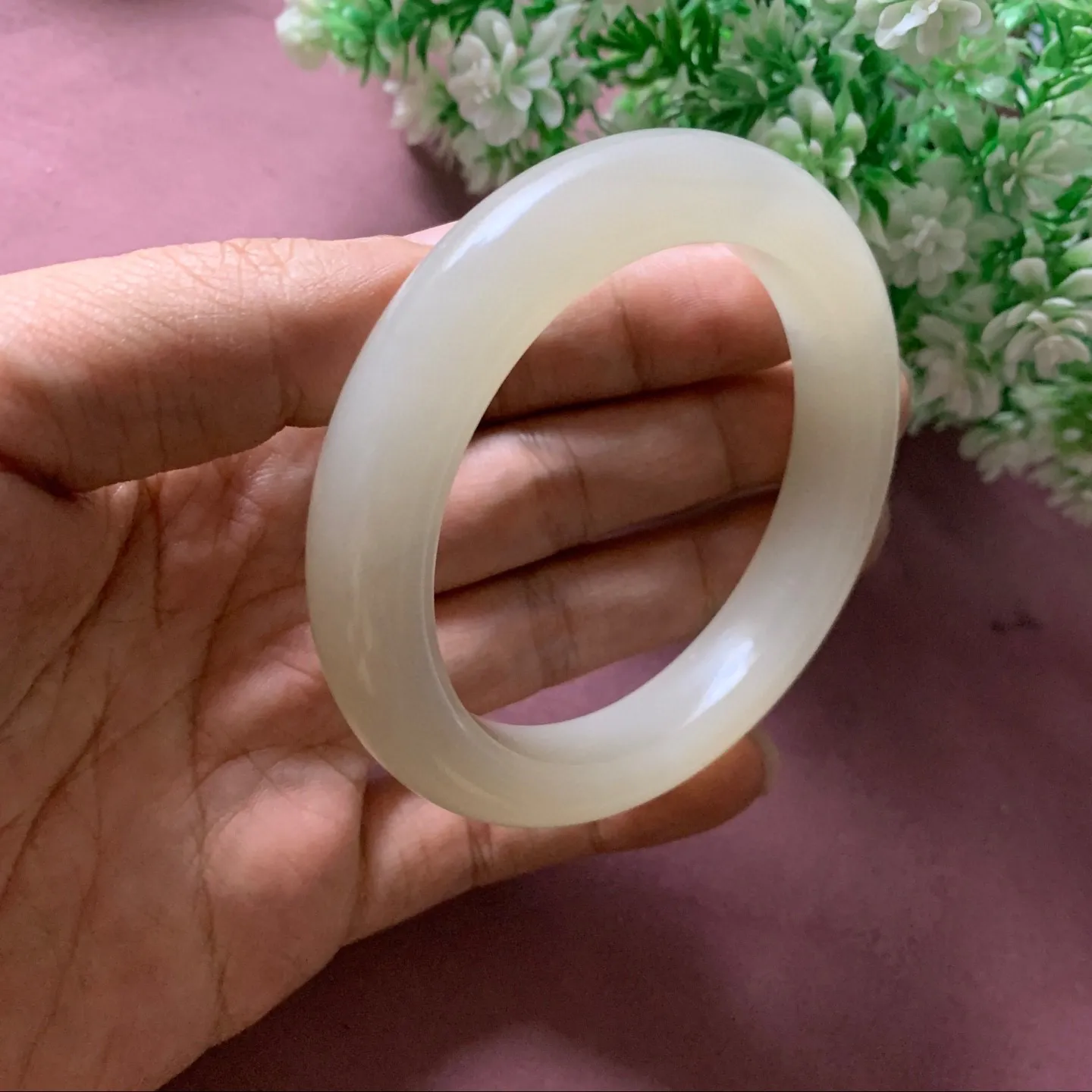 和田玉60圈口藕粉色宽条手镯，玉质细腻油润 底色纯净  无裂无杂 脂粉好，品质高