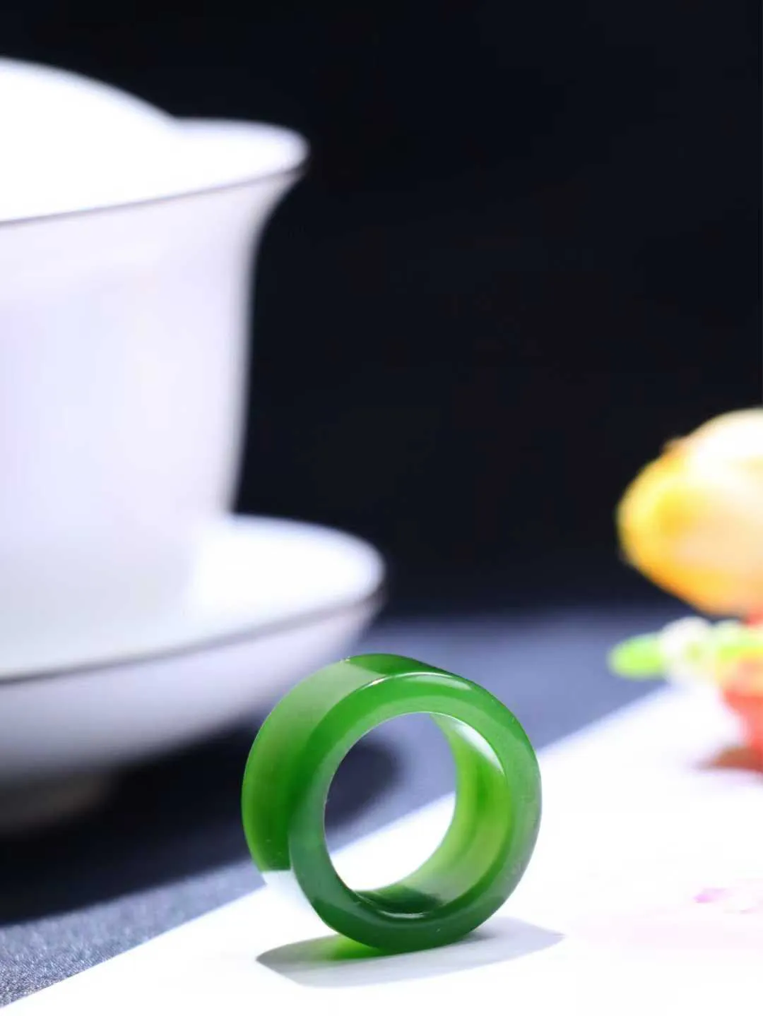 （古韵.扳指）

精品和田玉碧玉扳指 指环 戒圈。七号矿老料 纯正菠菜绿，直切工艺，款式精美，玉