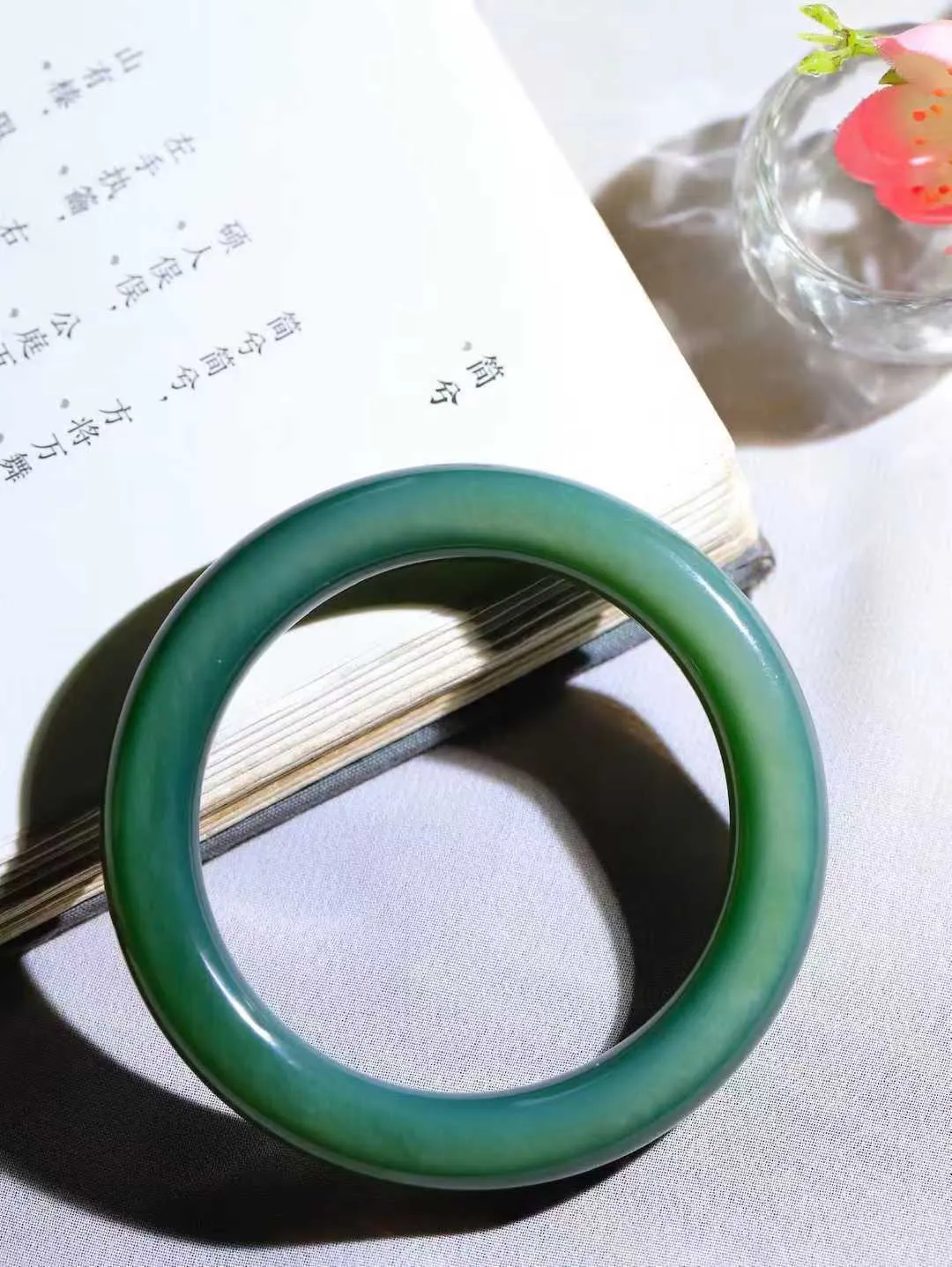 【碧色荡漾·手镯】

收藏级臻品和田玉碧玉猫眼圆条手镯，玉质细腻温润，手感舒适，️线条流畅，简约大气，美自天成，佩戴于腕间，婉约之美，举手投足间透出那份低调奢华，醉人心扉。重55.7克 内径圈口57mm尺寸10-10.5mm FDL-771102232