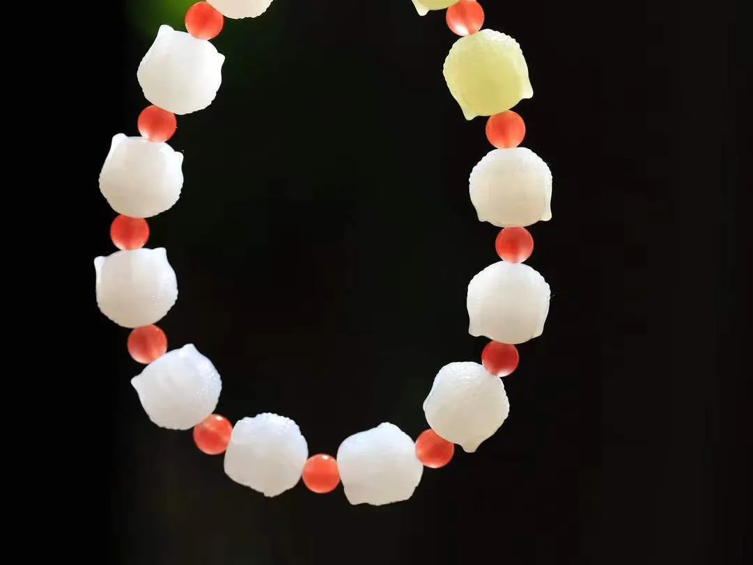 【佛佑众生.手串】

精品和田玉黄口/白玉佛头手串，玉质温润细腻，油性十足，️精雕佛像，面容慈祥，憨态可掬，佛祖能利益安乐一切众生，满足一切愿求。给佩戴者带来平安与慈悲，永保平安。
尺寸取一12.4-12.9-12.5mm 重45.7克 fDT-441102933