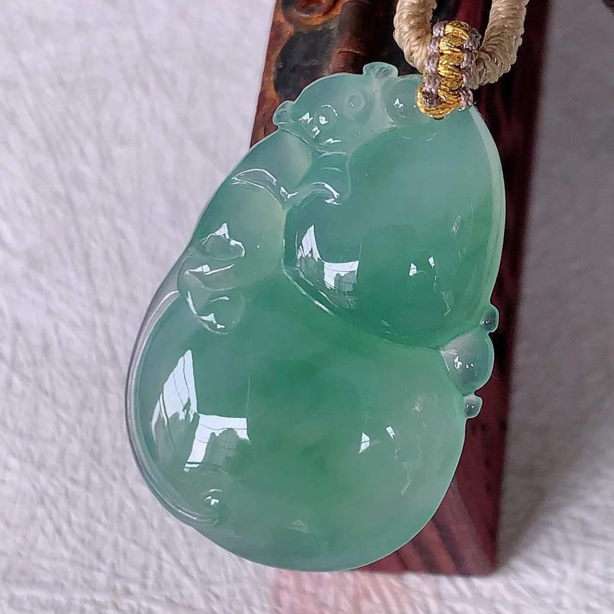 自然光实拍，冰种飘花翡翠葫芦吊坠，葫芦寓意福禄双全，财源滚滚，饱满，清新脱俗，佩戴效果优雅迷人！#57.29