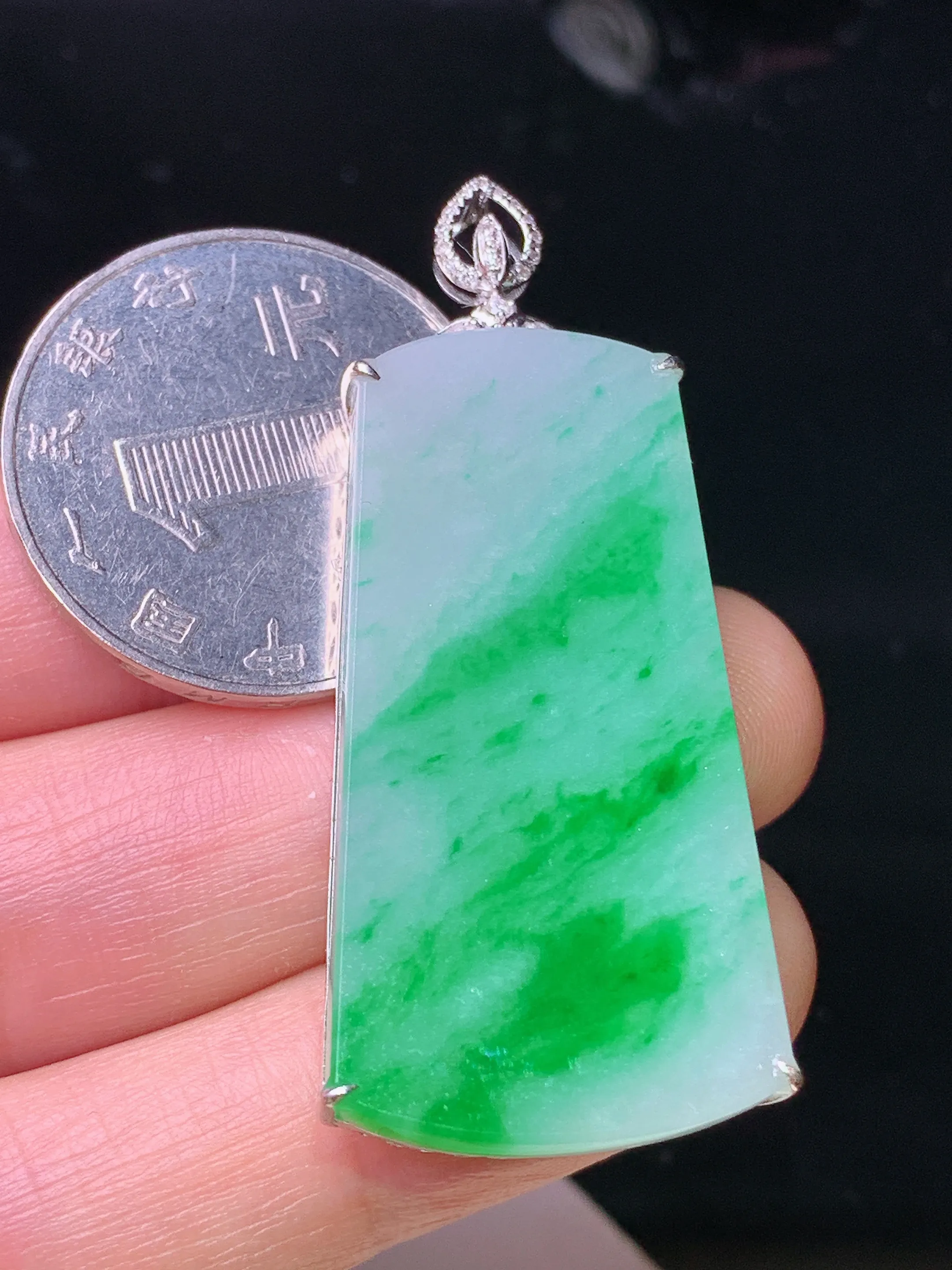18k金钻镶嵌飘绿无事牌吊坠 玉质细腻 色泽艳丽清新 整体尺寸48.7*21.3*6.2
