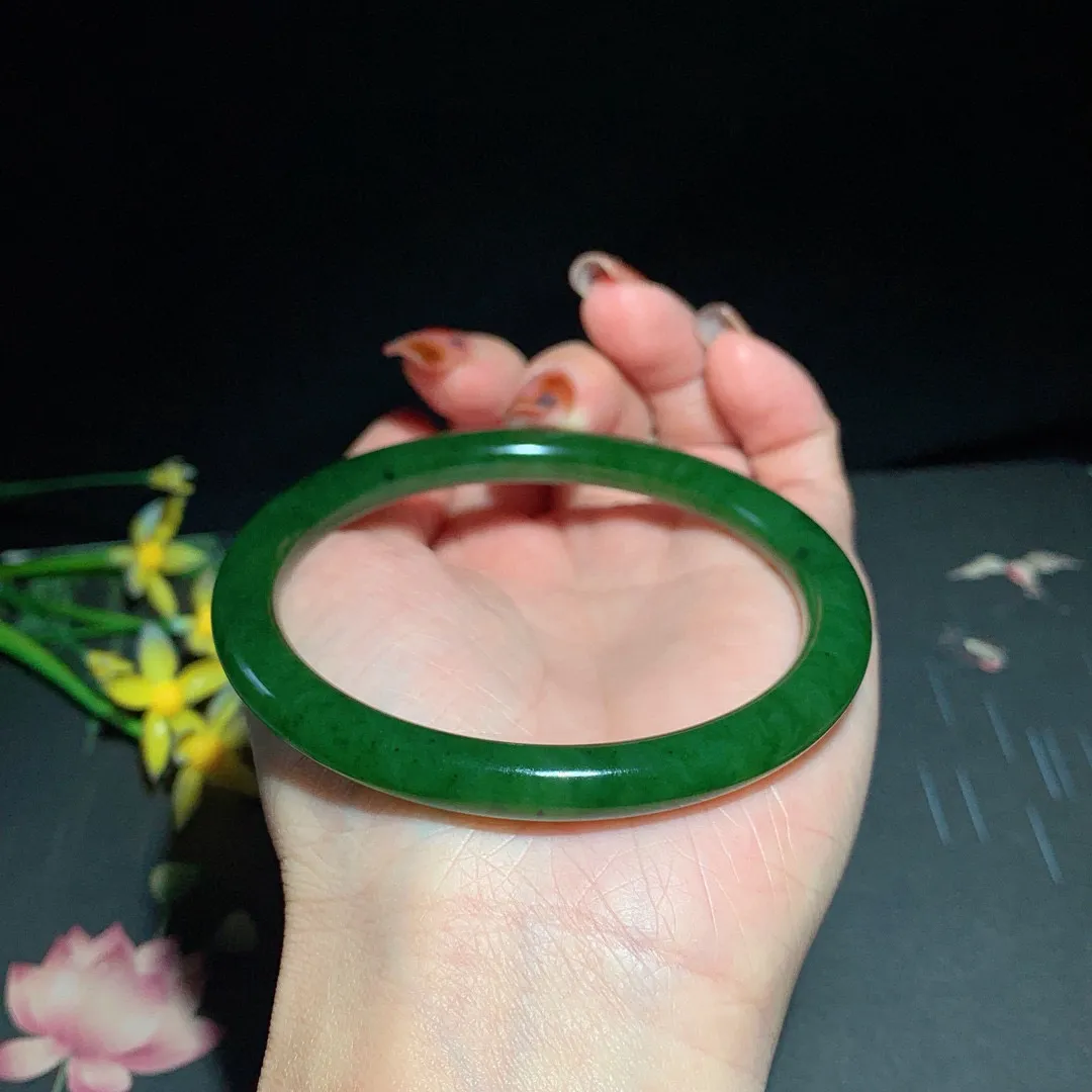 和田玉62.5圈口菠菜绿圆条碧玉手镯！玉质细腻油润 底色纯净 无裂无棉 脂粉好，品质高